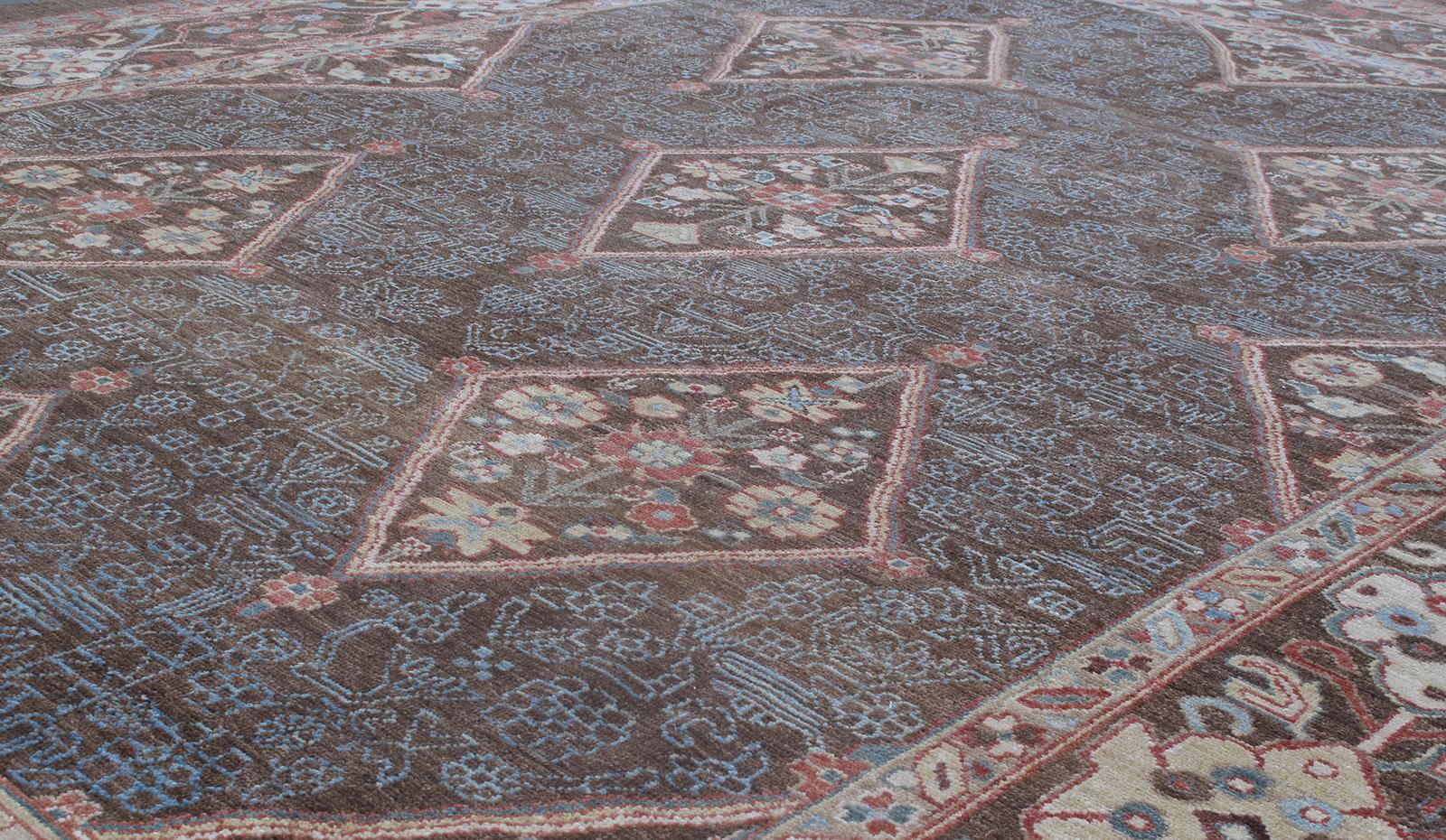 Ce tapis tribal persan noué à la main est fabriqué avec la meilleure laine cardée et filée à la main, et est fabriqué avec des teintures naturelles par des artisans tisserands kurdes locaux en Iran. Tailles et couleurs personnalisées disponibles.