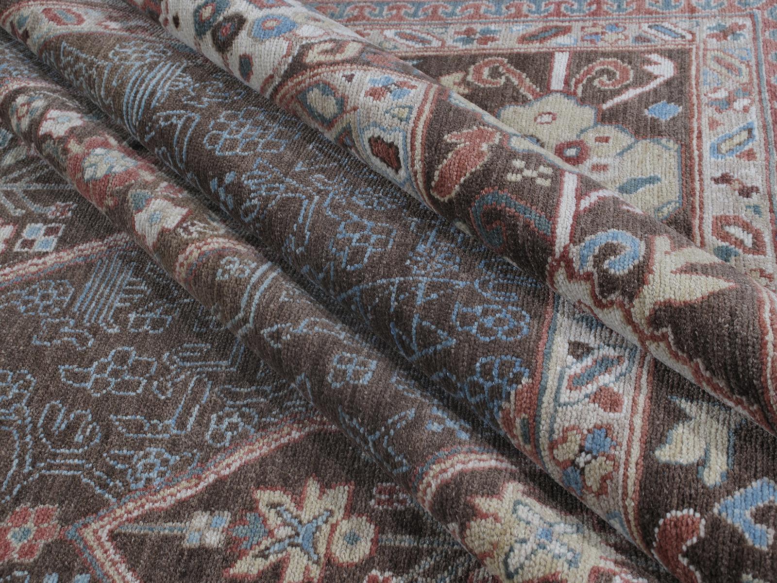 Perse Tapis traditionnel kurde persan noué à la main dans les tons marron et ivoire en vente