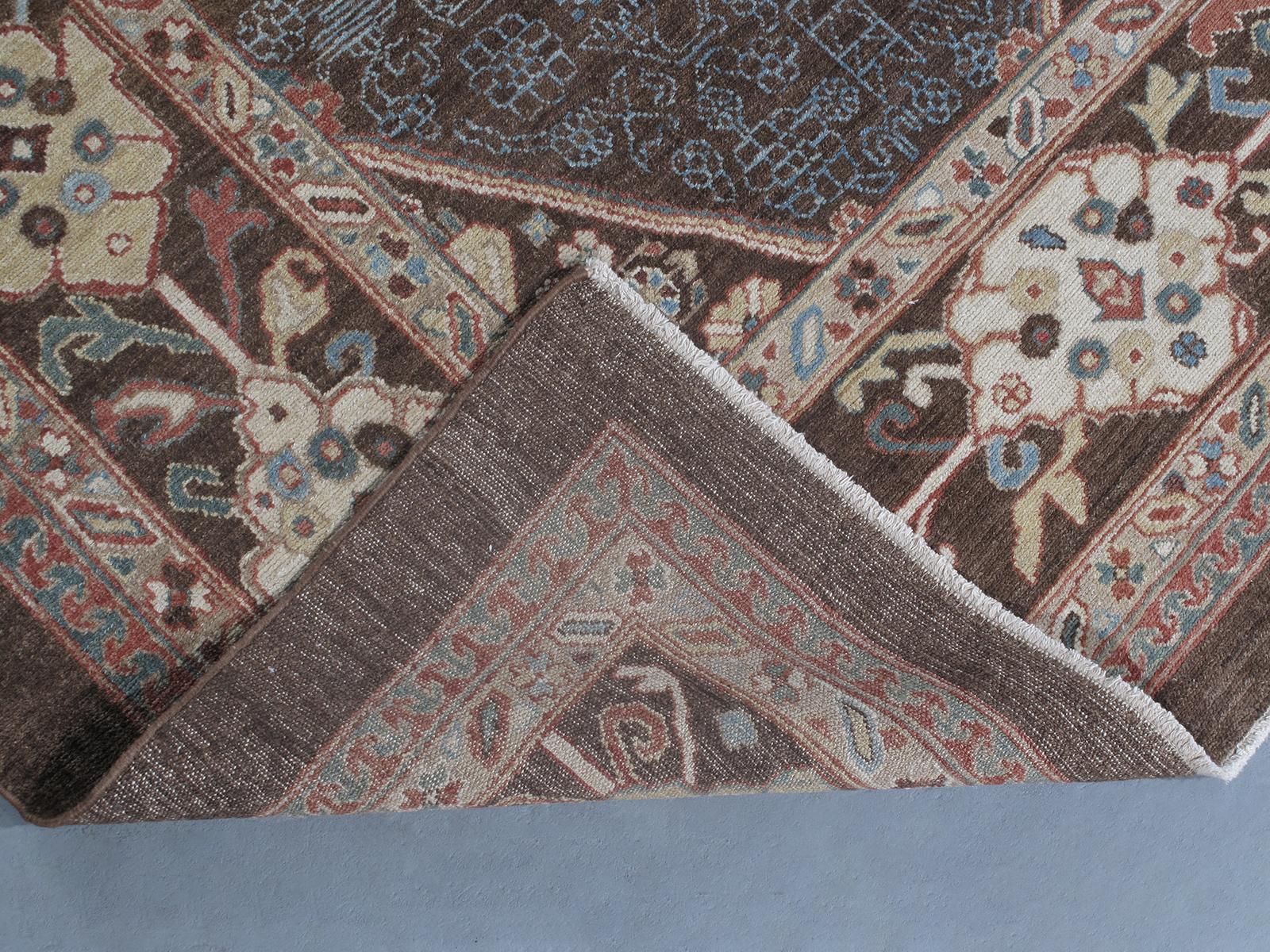 Tapis traditionnel kurde persan noué à la main dans les tons marron et ivoire Neuf - En vente à New York, NY