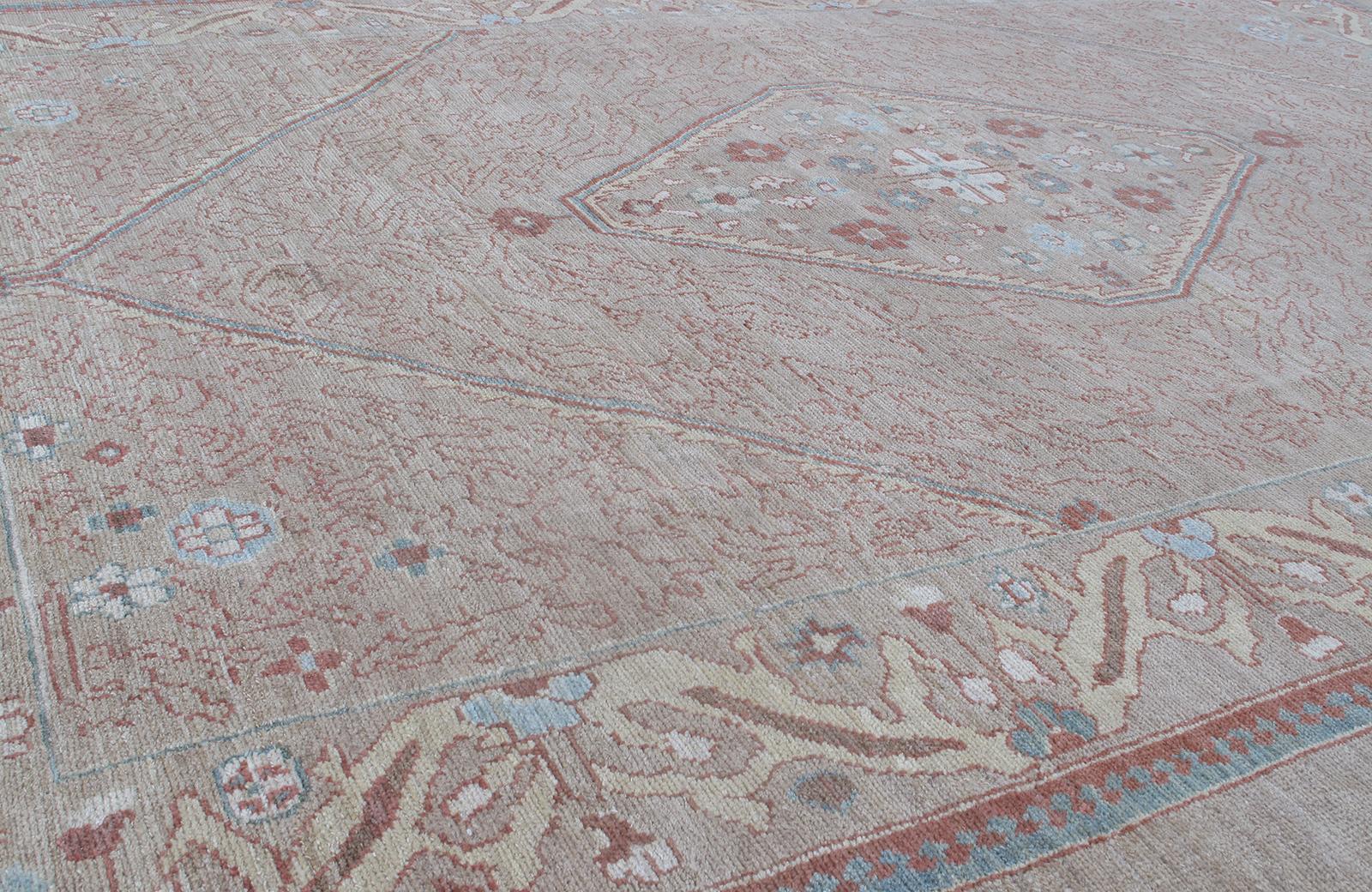 Esta alfombra tribal persa anudada a mano está confeccionada con lana de la mejor calidad y teñida con tintes naturales por los tejedores artesanos kurdos de Irán. Tamaños y colores personalizados disponibles. Tamaño de la alfombra 6'2