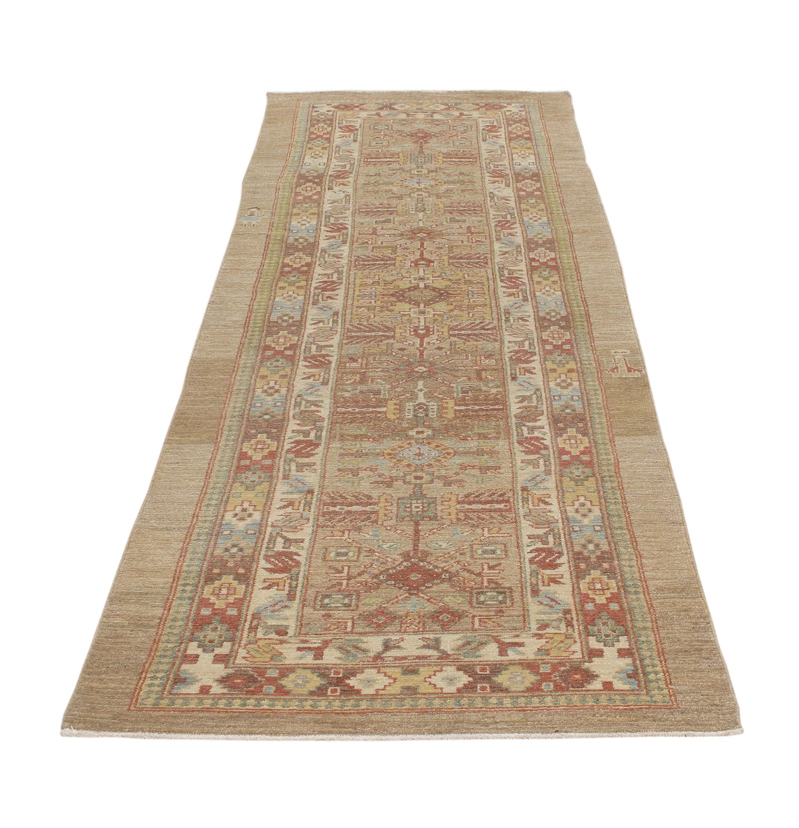 Questo tappeto runner tribale persiano annodato a mano è stato realizzato con lana finissima e tinture naturali da artigiani curdi in Iran. Sono disponibili dimensioni e colori personalizzati. Tappeto di dimensioni 2'9