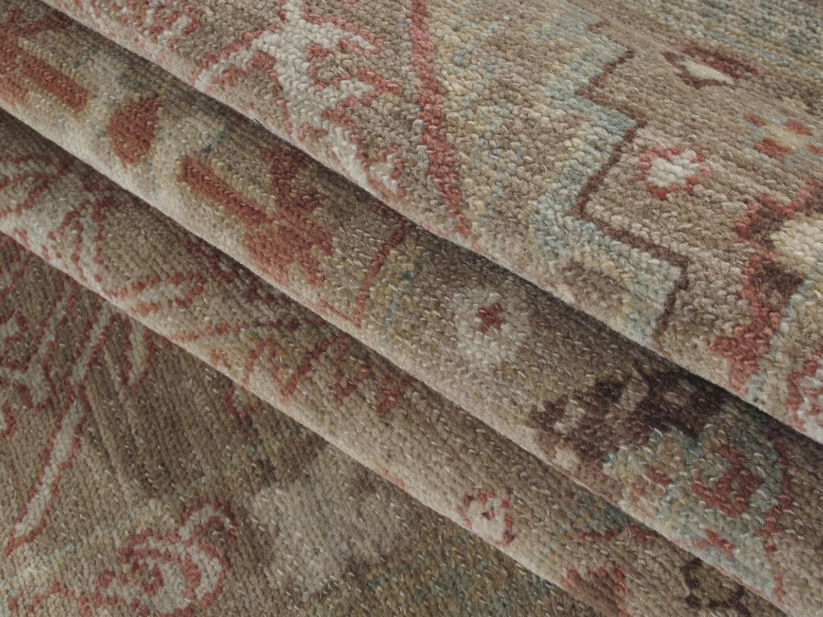 Perse Tapis de course persan traditionnel kurde noué à la main en couleur camel et rouille en vente