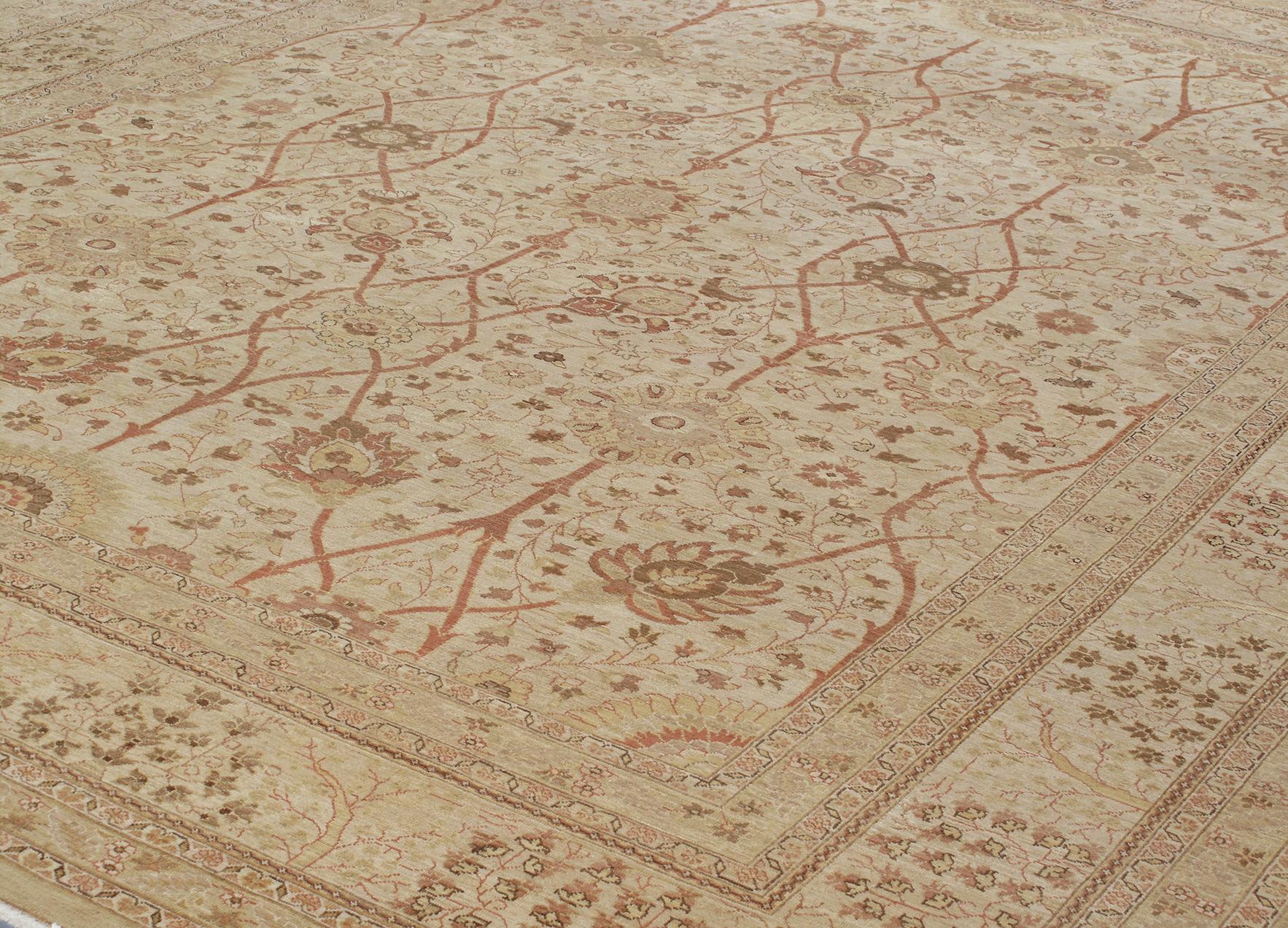Esta alfombra persa Tabriz anudada a mano está fabricada con la mejor lana cardada a mano y se distingue por su excelente tejido y por la notable adhesión a las tradiciones clásicas del diseño de alfombras persas. La ciudad de Tabriz, en el noroeste