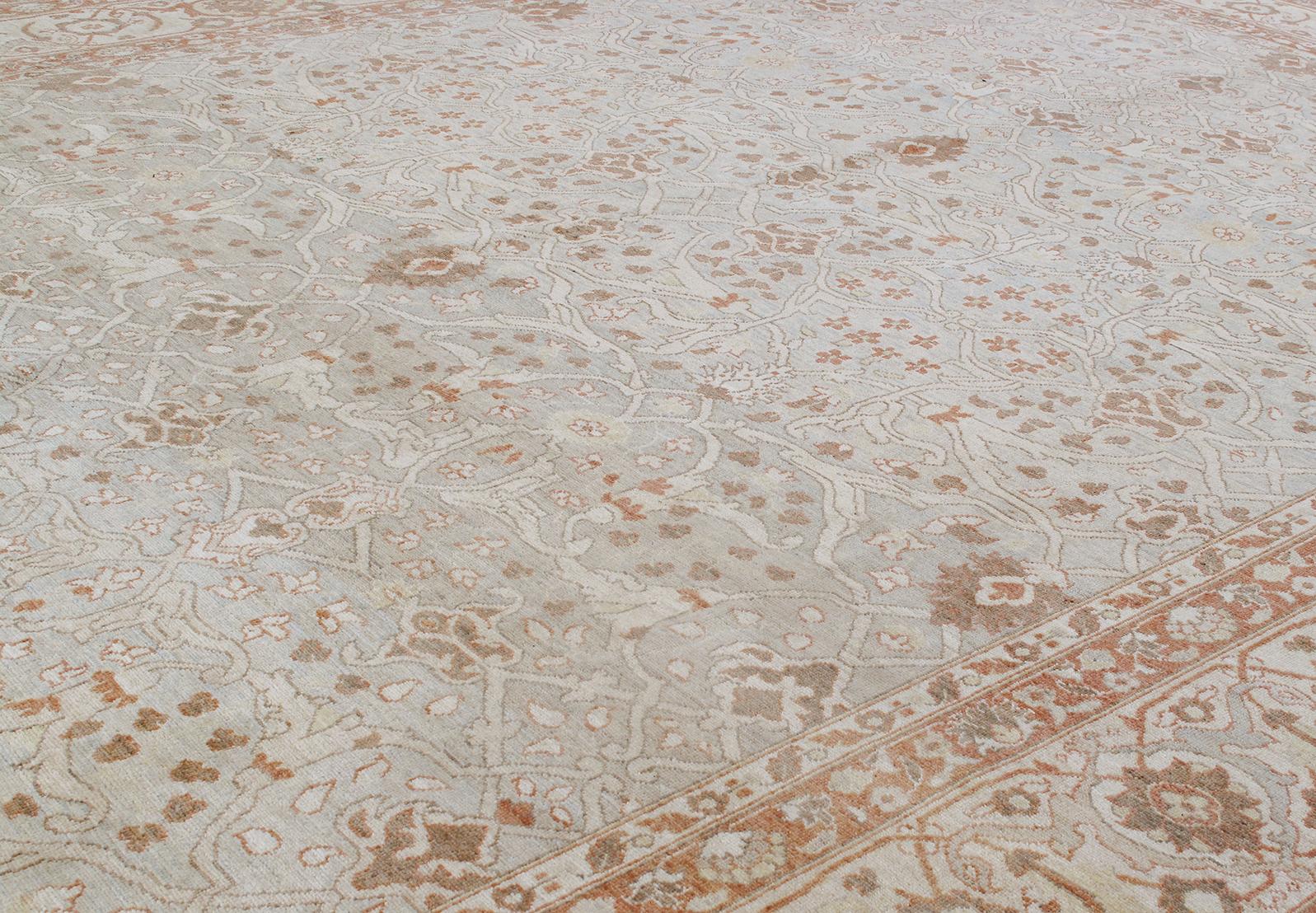 Notre tapis persan Tabriz noué à la main est fabriqué avec la meilleure laine filée à la main et teintée naturellement. Cette reproduction ressemble à la tradition de haut style qui remonte à des siècles dans l'un des plus anciens centres de tissage