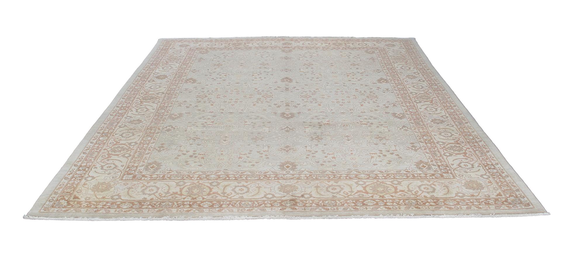 Perse Tapis persan traditionnel de Tabriz noué à la main en bleu pâle, beige et rouille en vente
