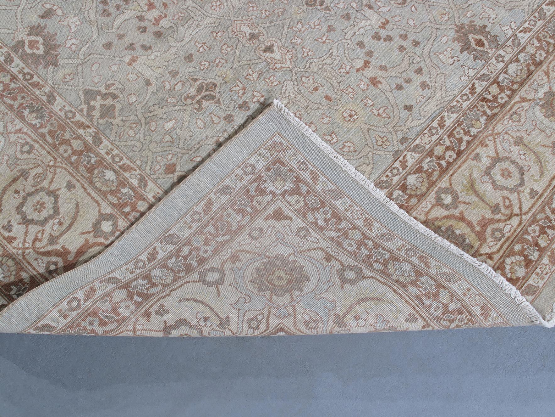 XXIe siècle et contemporain Tapis persan traditionnel de Tabriz noué à la main en bleu pâle, beige et rouille en vente