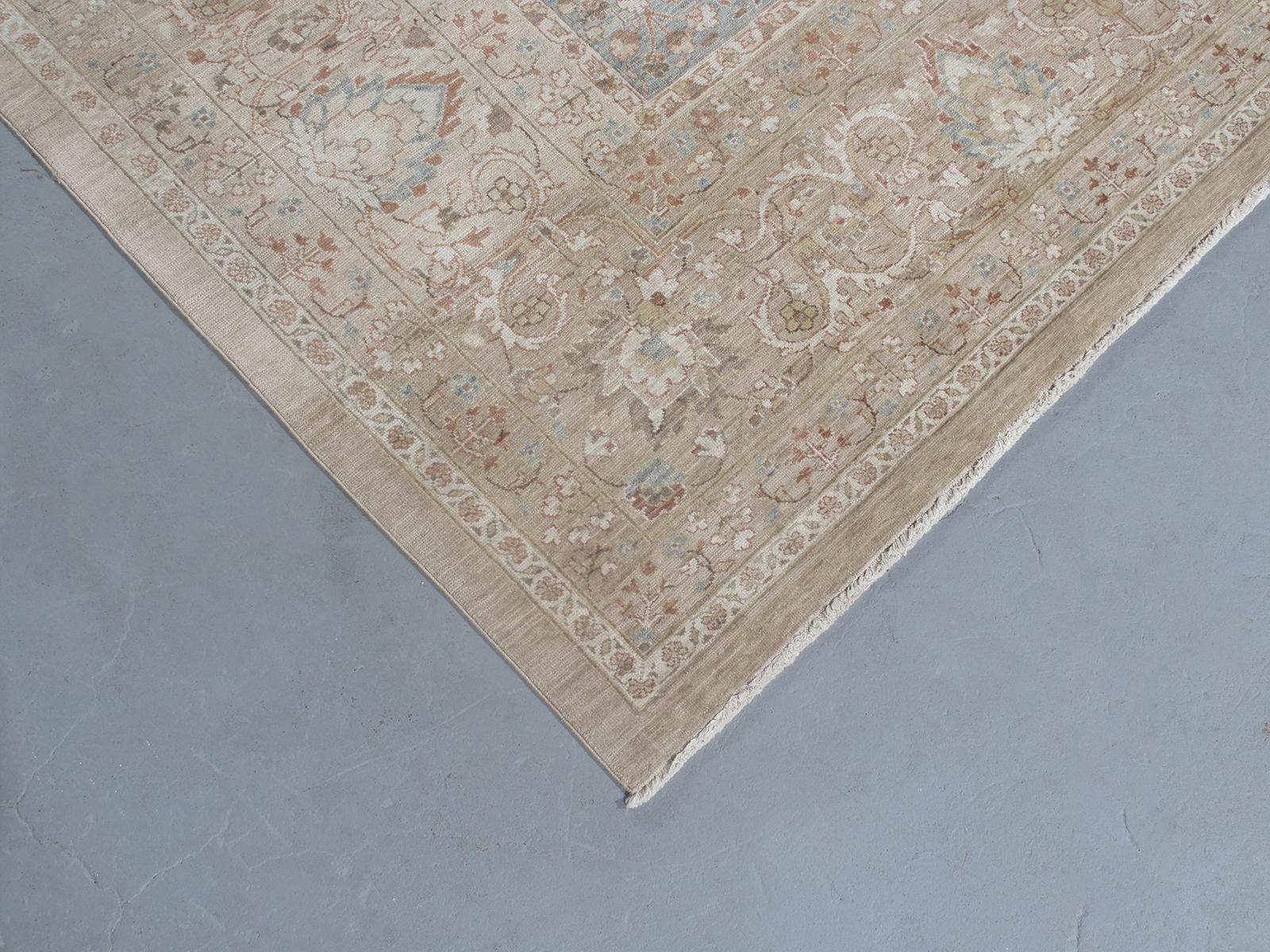 Alfombra Persa Tradicional Tabriz Anudada a Mano en Topo con Acento Azul y Óxido Siglo XXI y contemporáneo en venta