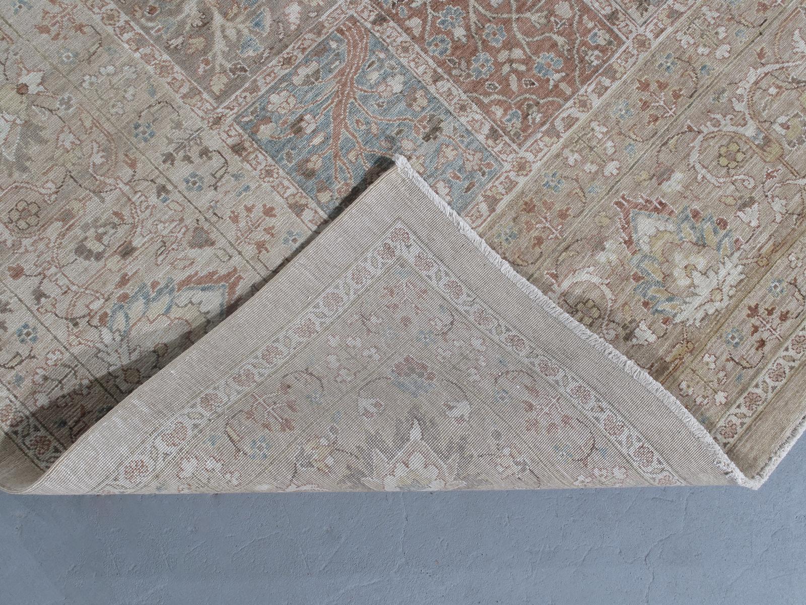Alfombra Persa Tradicional Tabriz Anudada a Mano en Topo con Acento Azul y Óxido Lana en venta