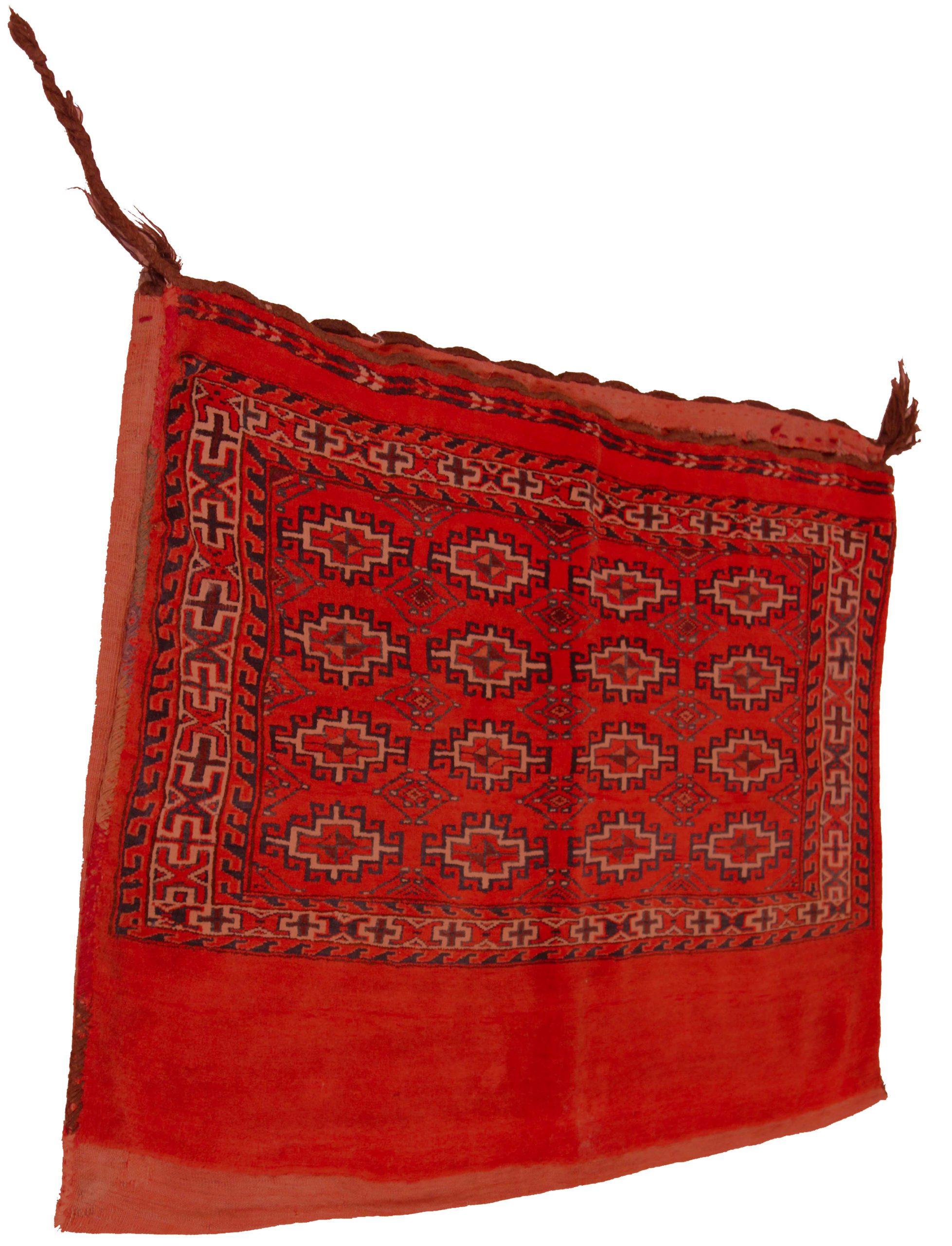 Scopri l'eleganza dei tappeti persiani Turkeman con i tappeti perimetrali CIRCA 1880. Progettato con una meticolosa attenzione ai dettagli, questo design esclusivo è perfetto per valorizzare il tuo spazio.