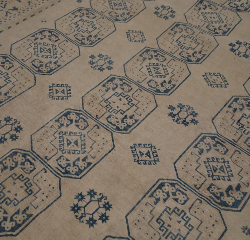 Entdecken Sie die Eleganz der persischen Turkeman mit Teppichen aus der Zeit um 1910. Dieses exklusive Design aus Wolle und Elfenbein-Marineblau eignet sich perfekt zur Verschönerung Ihres Raums.