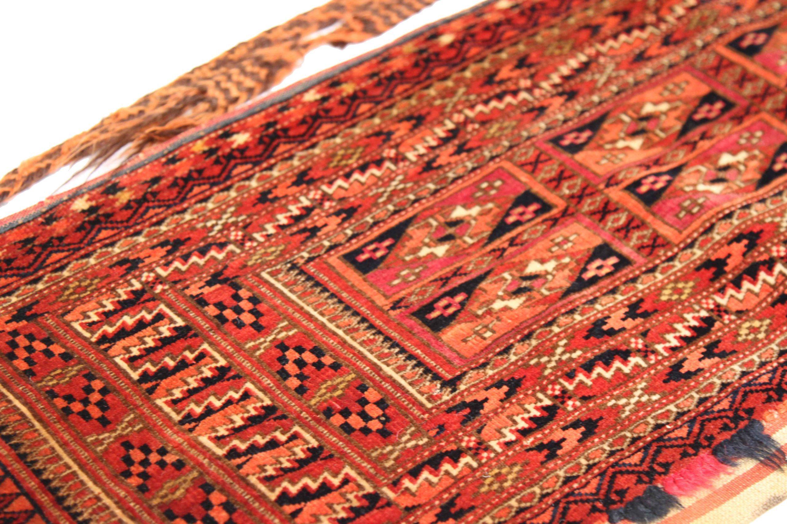 Scopri l'eleganza del tappeto persiano Turkeman con caratteristiche Runner, risalente al 1880 circa. Progettato con una meticolosa attenzione ai dettagli, questo design esclusivo è perfetto per valorizzare il tuo spazio.