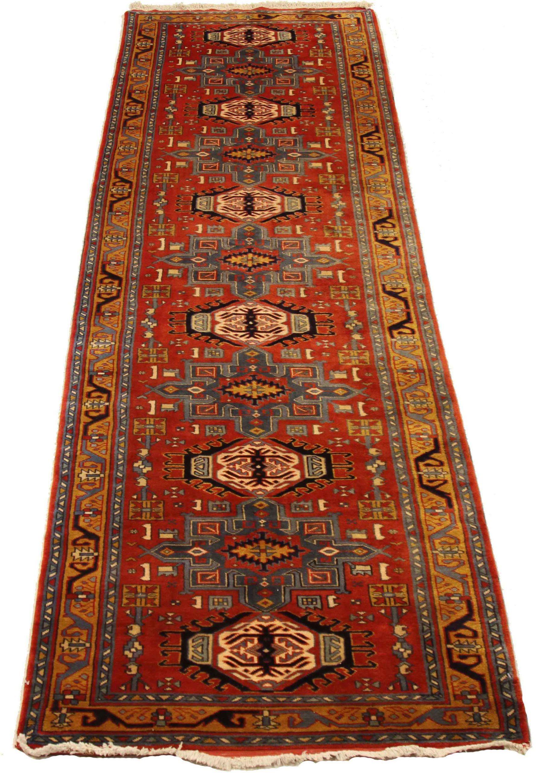 Descubre la elegancia de la alfombra persa Turkeman Runner Rug de Circa 1880. Diseñado con lana y azul-rojo-amarillo, este diseño exclusivo es perfecto para realzar tu espacio.