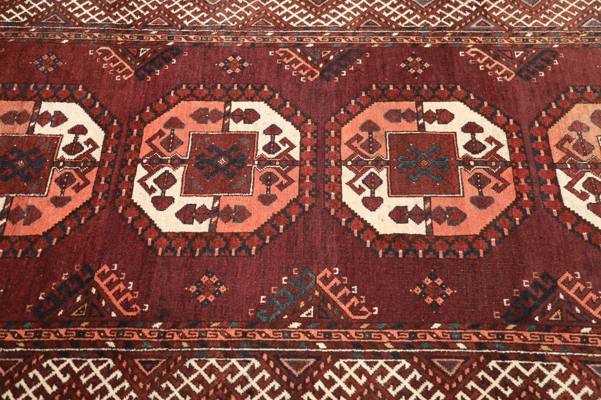 Persischer Turkeman-Läufer Circa 1910 - Wolle Elfenbein Rosa Rot Design - 99585 (Stammeskunst) im Angebot