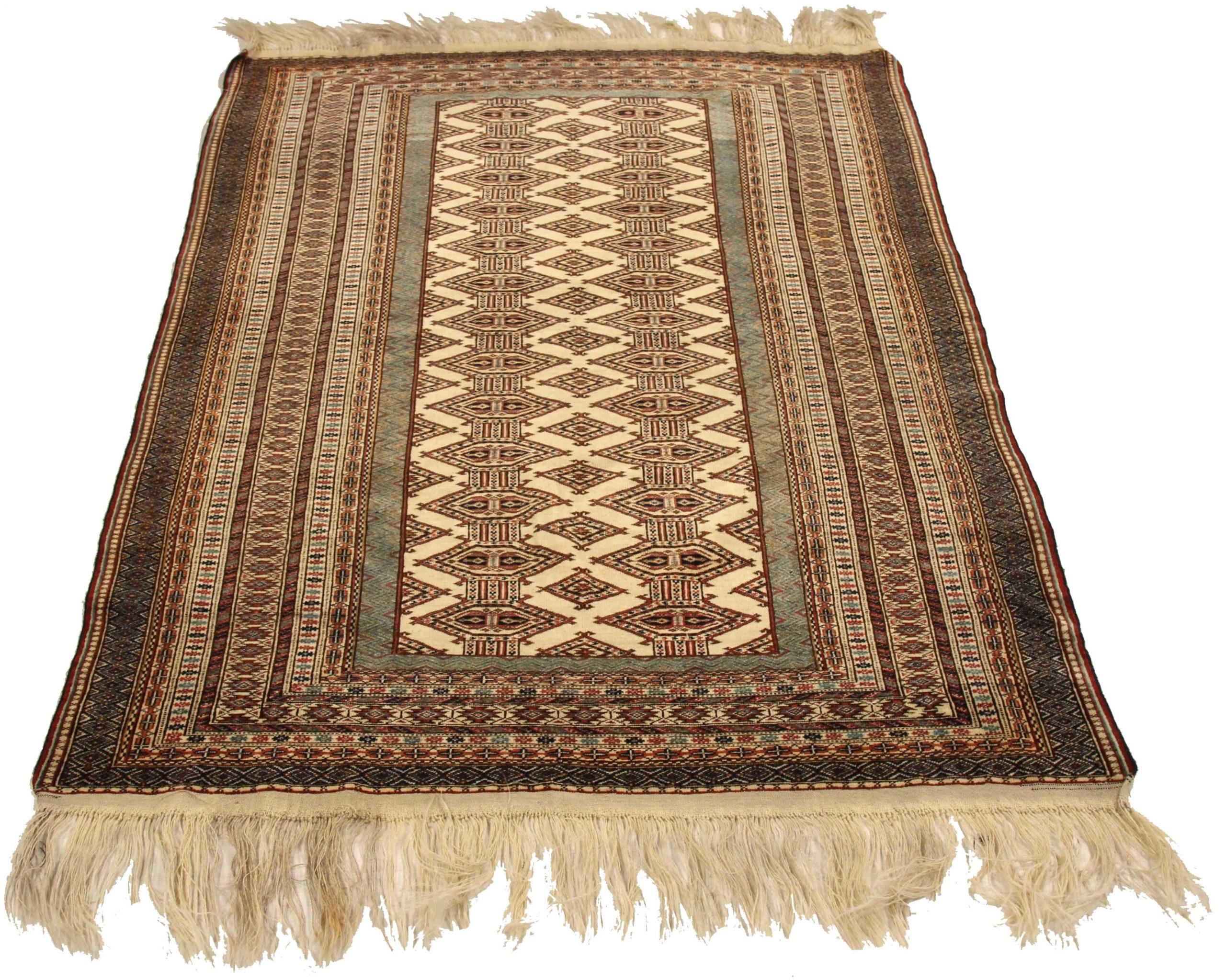 Descubre la elegancia de la Alfombra Persa Turkeman Pequeña de Circa 1880. Diseñado con lana y azul-marrón-marfil, este diseño exclusivo es perfecto para realzar tu espacio.