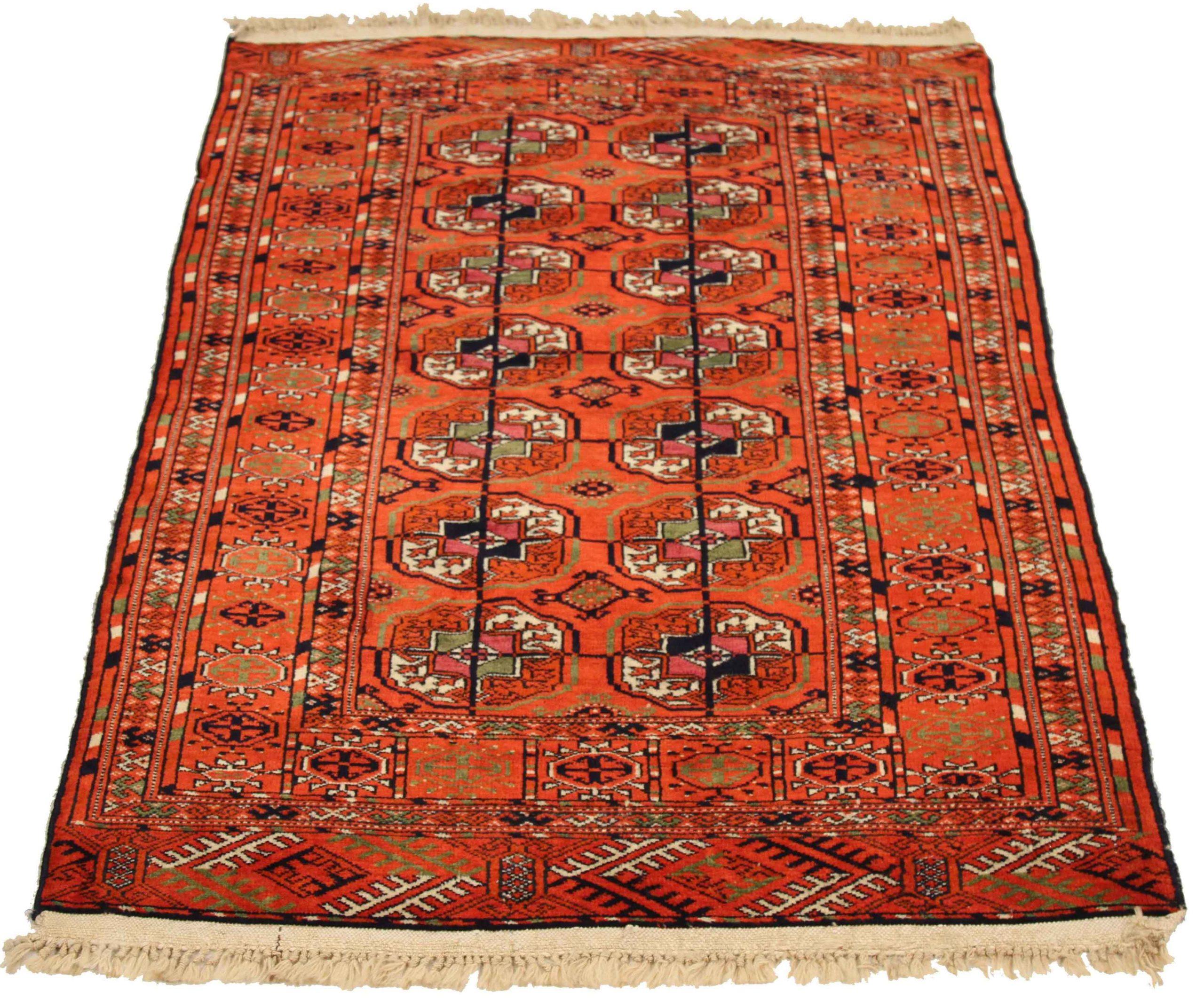 Descubre la elegancia de la Alfombra Persa Turkeman Pequeña de Circa 1880. Diseñado con Lana y VerdeMarfilRojo, este diseño exclusivo es perfecto para realzar tu espacio.