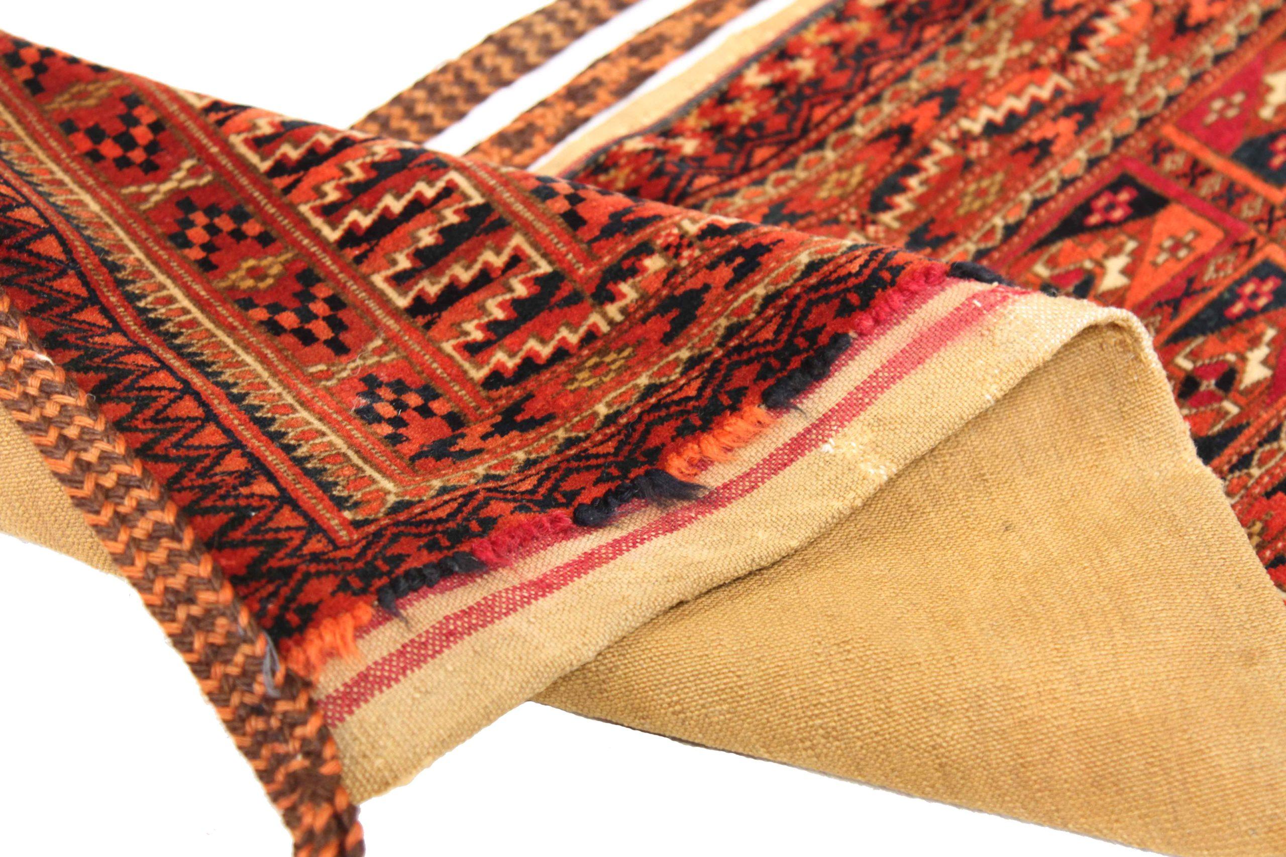 Scopri l'eleganza del tappeto persiano Turkeman di piccole dimensioni del 1880 circa. Progettato in lana e rosso, questo design esclusivo è perfetto per valorizzare il tuo spazio.