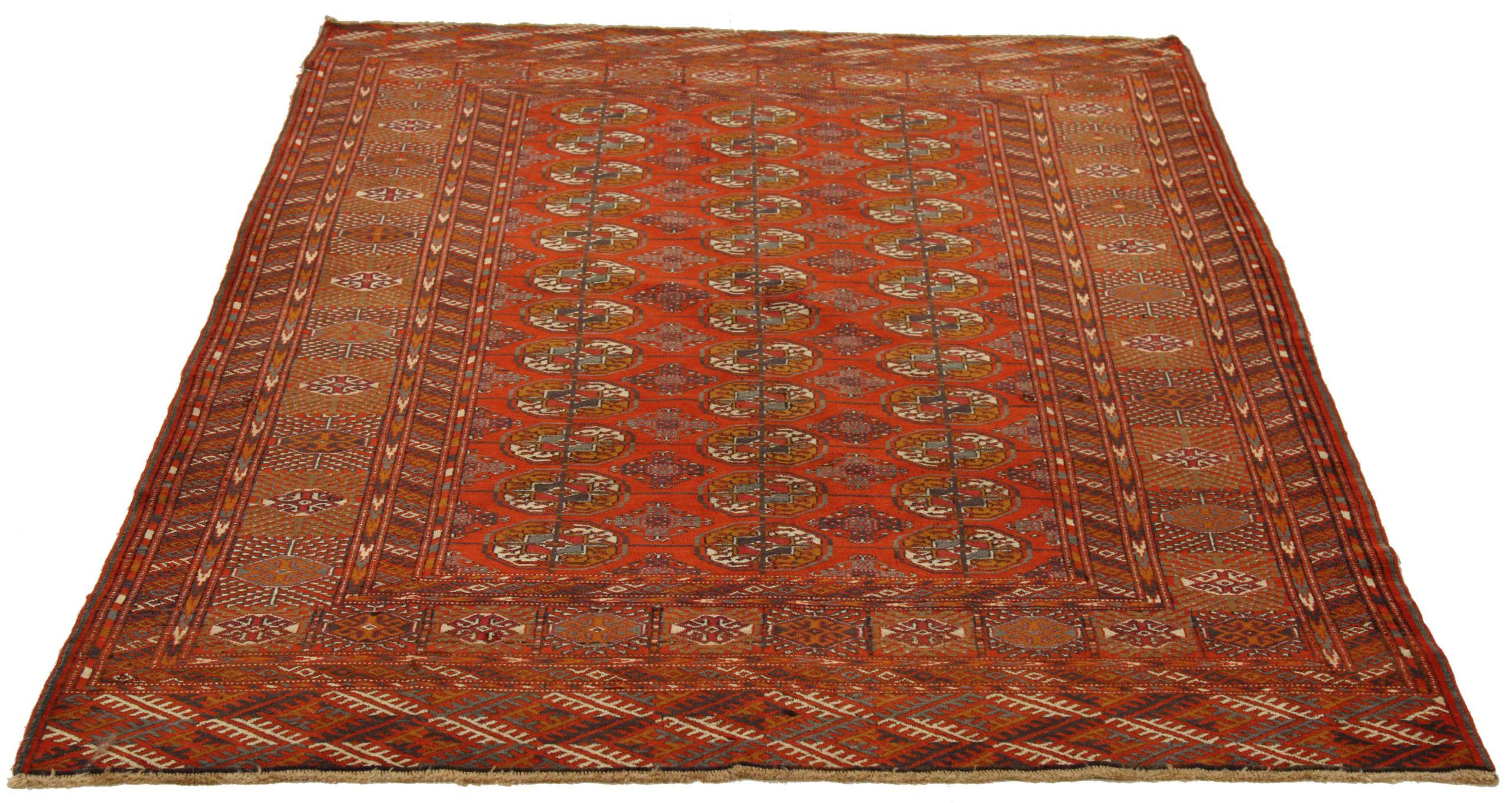 Entdecken Sie die Eleganz des persischen Turkeman mit dem kleinen Teppich von CIRCA 1880. Dieses exklusive Design aus Wolle und Rot ist perfekt, um Ihren Raum zu verschönern.