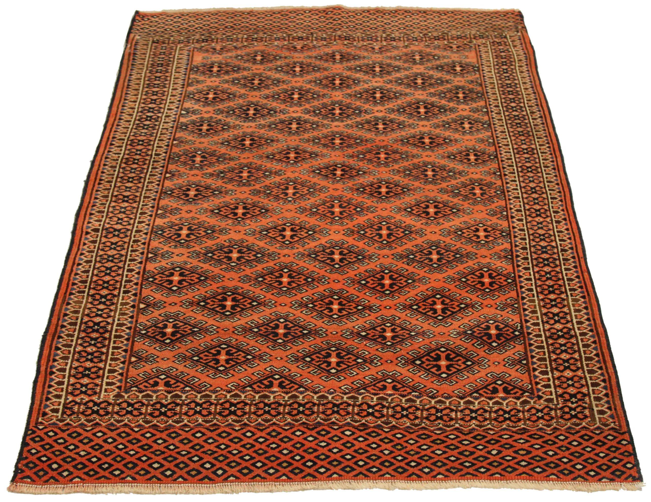 Entdecken Sie die Eleganz des persischen Turkeman mit dem kleinen Teppich von CIRCA 1910. Dieses exklusive Design aus Wolle und Schwarz-Elfenbein-Rot ist perfekt, um Ihren Raum aufzuwerten.