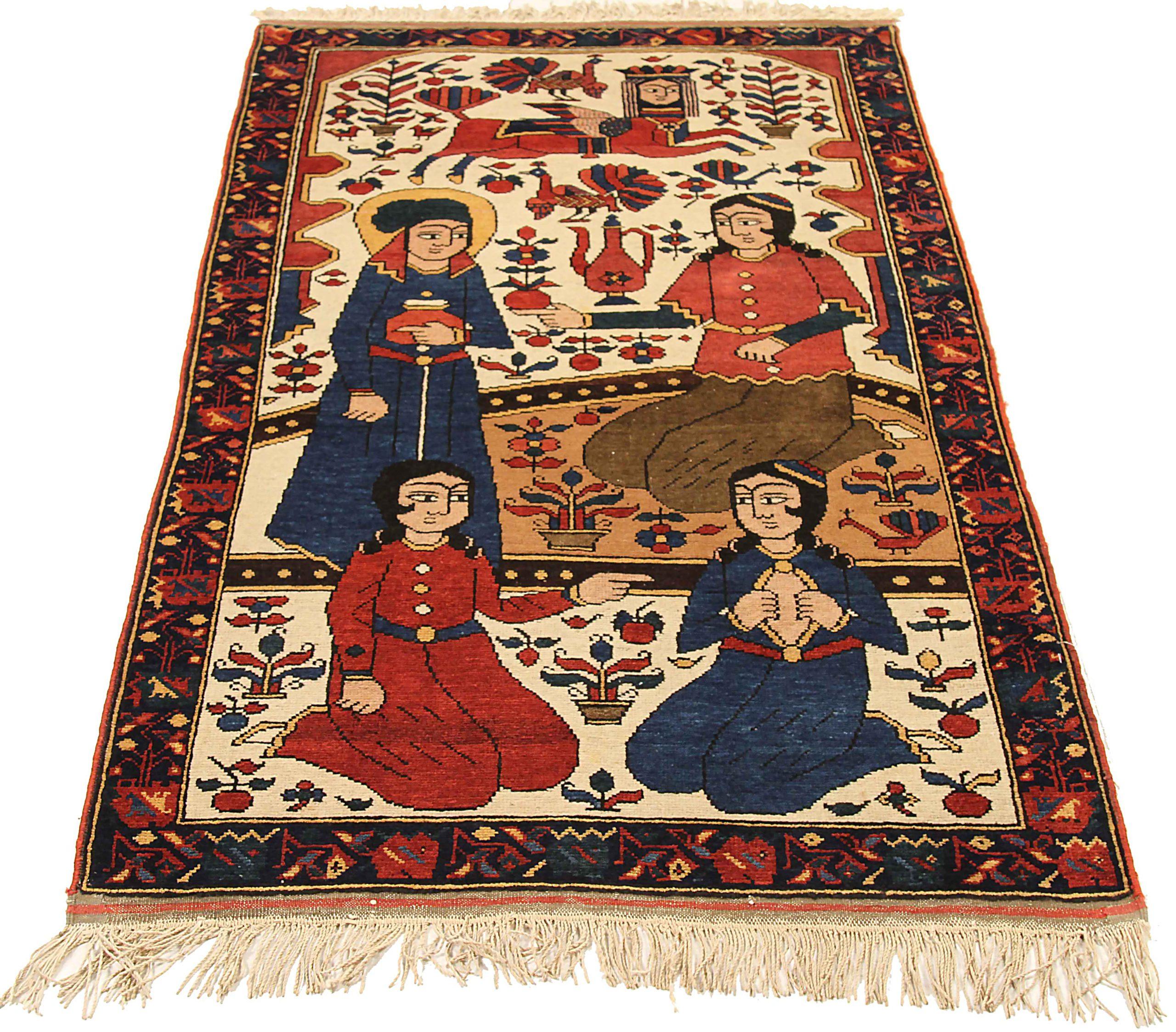 Descubre la elegancia de la Alfombra Persa Turkeman Pequeña de Circa 1910. Diseñado con Lana y AzulMarfilRojo, este diseño exclusivo es perfecto para realzar tu espacio.