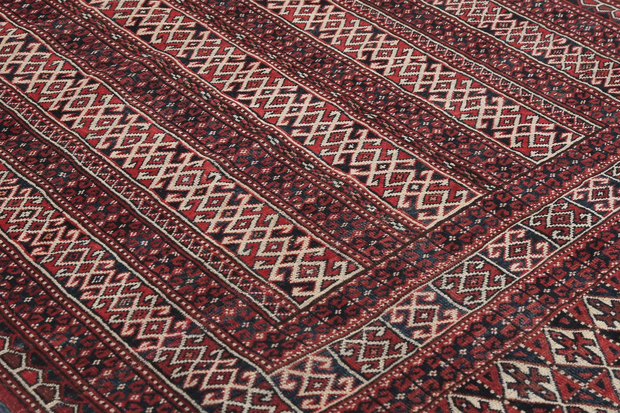 Entdecken Sie die Eleganz des persischen Turkeman mit dem kleinen Teppich von CIRCA 1910. Dieses exklusive Design aus Wolle und Elfenbeinrot ist perfekt, um Ihren Raum zu verschönern.