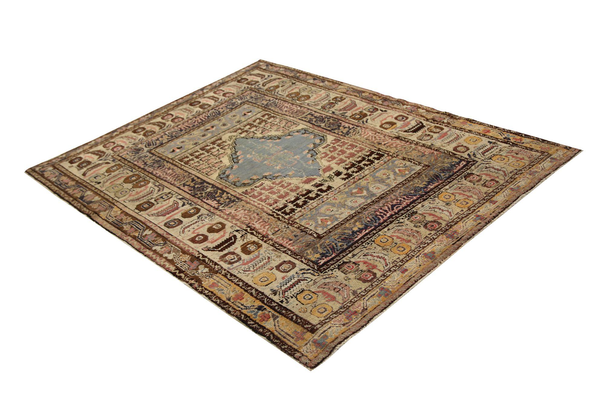 Entdecken Sie die Eleganz des persisch-türkischen Teppichs mit den Merkmalen des kleinen Teppichs CIRCA 1880. Dieses exklusive Design aus Wolle und Elfenbein ist perfekt, um Ihren Raum zu verschönern.