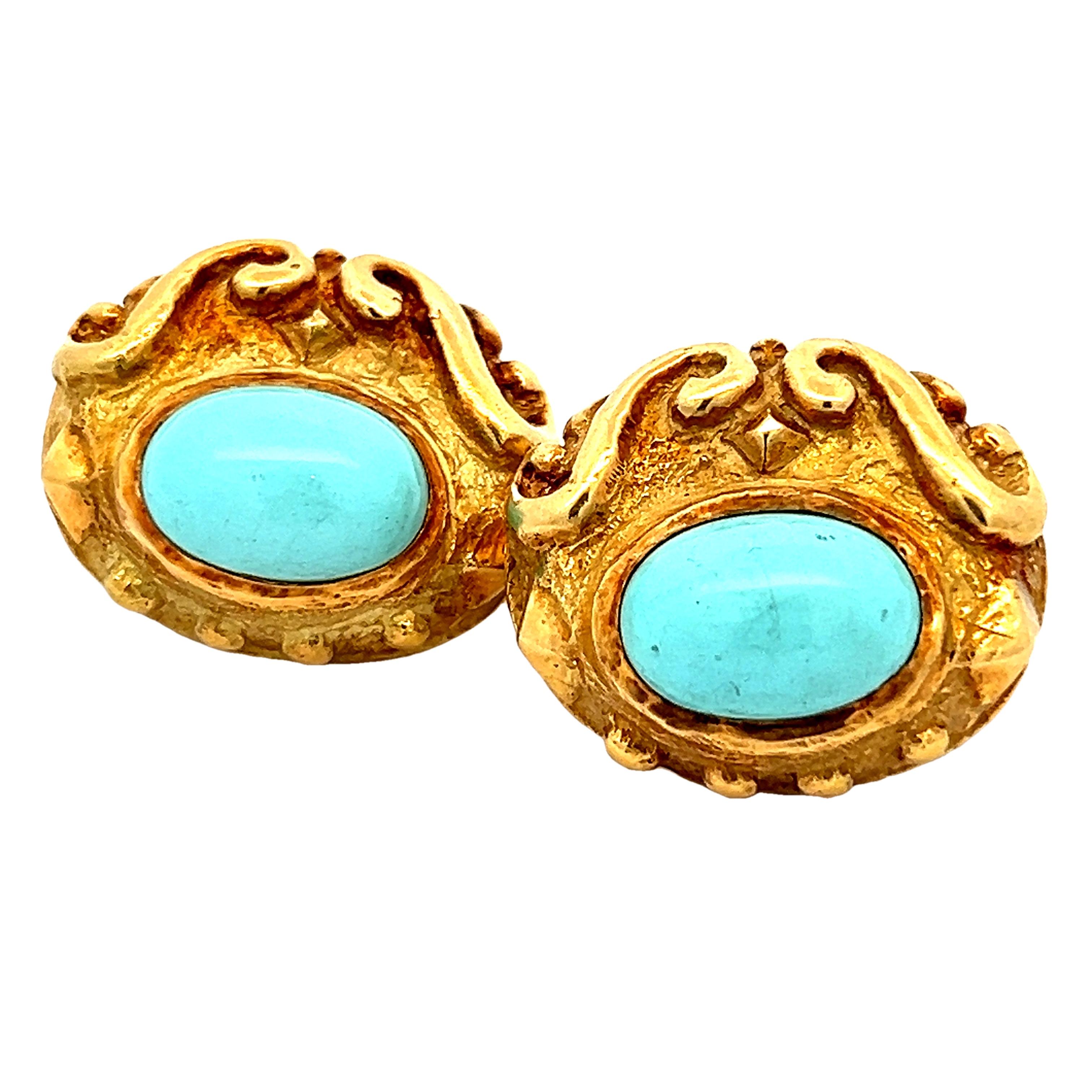 Scultorei ed eleganti, questi orecchini vintage sono una celebrazione del design audace e dell'artigianato senza tempo. Realizzati in ricco oro giallo 18 carati, ogni orecchino presenta uno splendido turchese persiano cabochon a cupola, per un