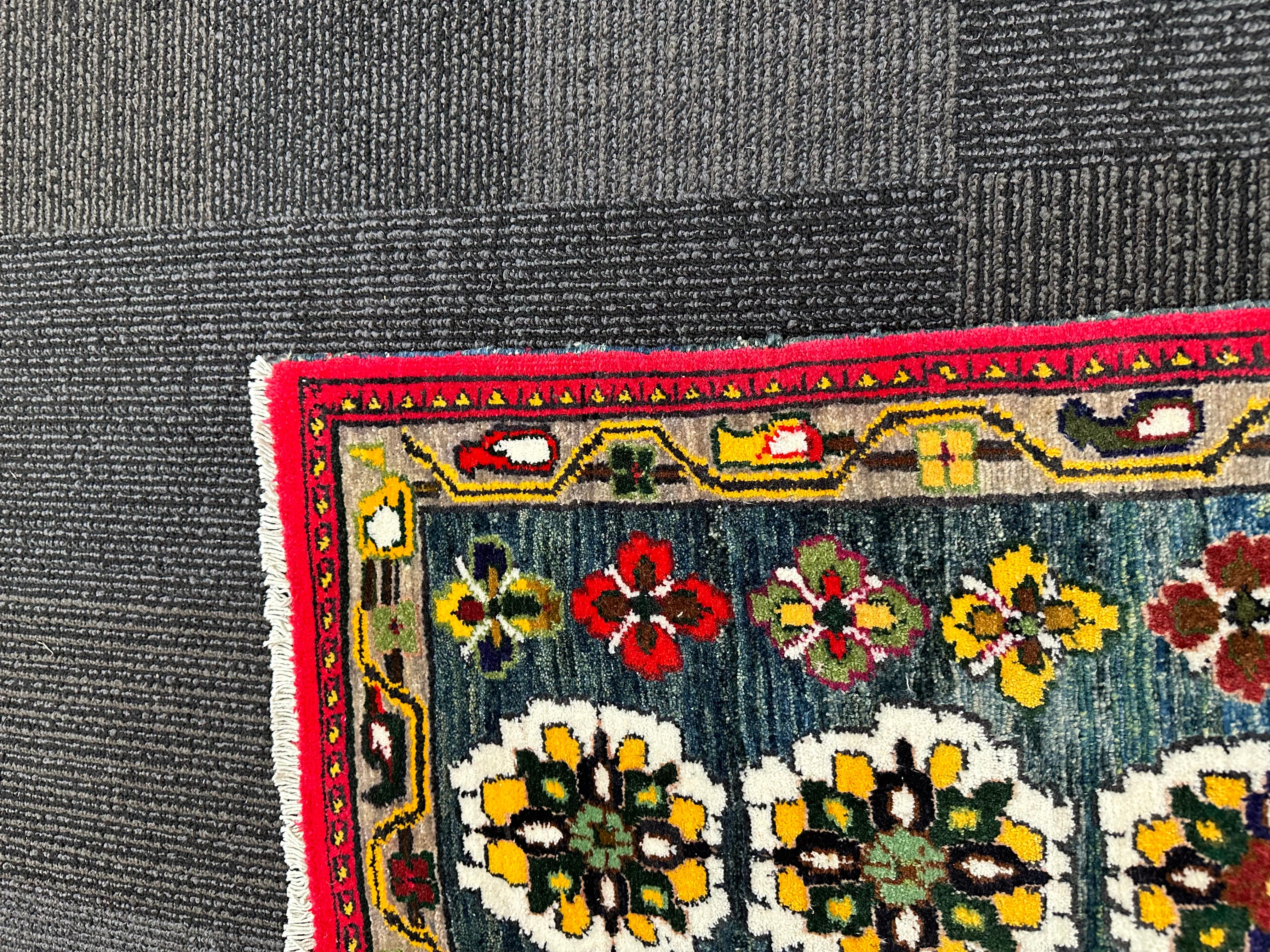 Noué à la main Tapis persan Ushak Design/One noué à la main, 20 CENTURY DESIGN en vente