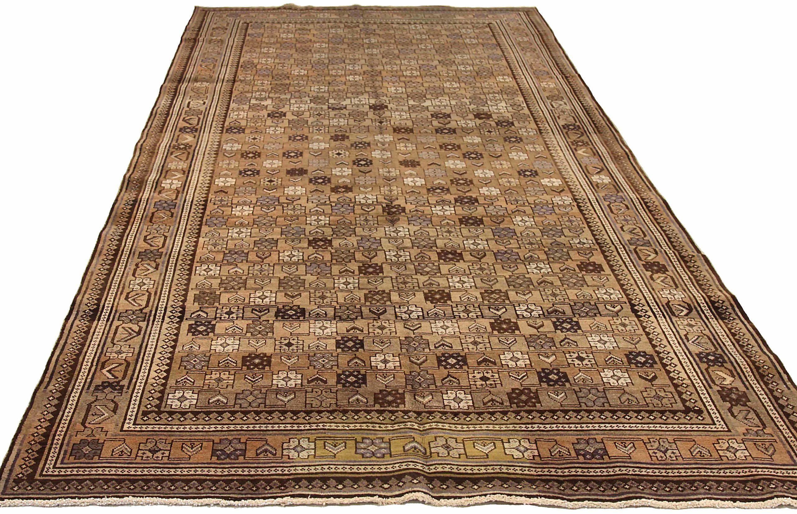 Entdecken Sie die Eleganz des persischen Varamin mit Teppichen aus der Zeit um 1880. Dieses exklusive Design aus Wolle und Braun-Elfenbein-Rosa ist perfekt, um Ihren Raum zu verschönern.