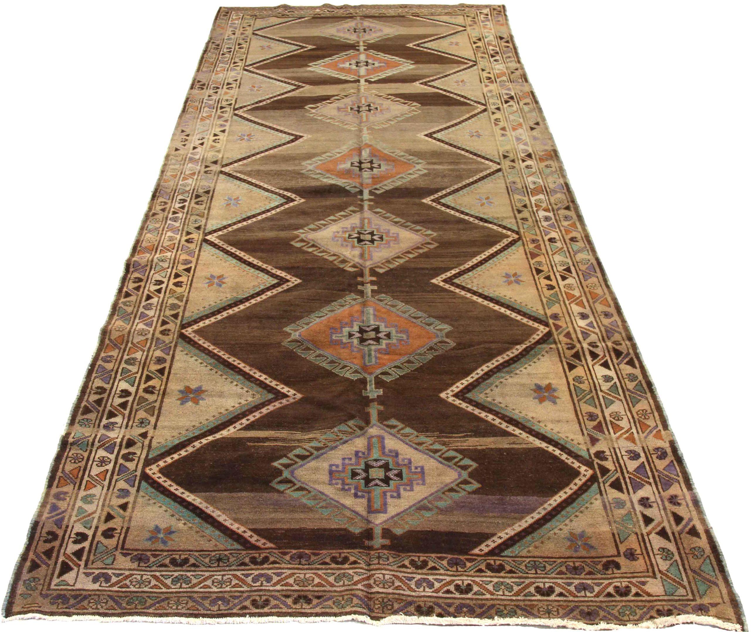 Scopri l'eleganza dei tappeti persiani Varamin, caratterizzati da tappeti d'area CIRCA 1880. Progettato con lana e marrone-avorio-rosso, questo design esclusivo è perfetto per valorizzare il tuo spazio.