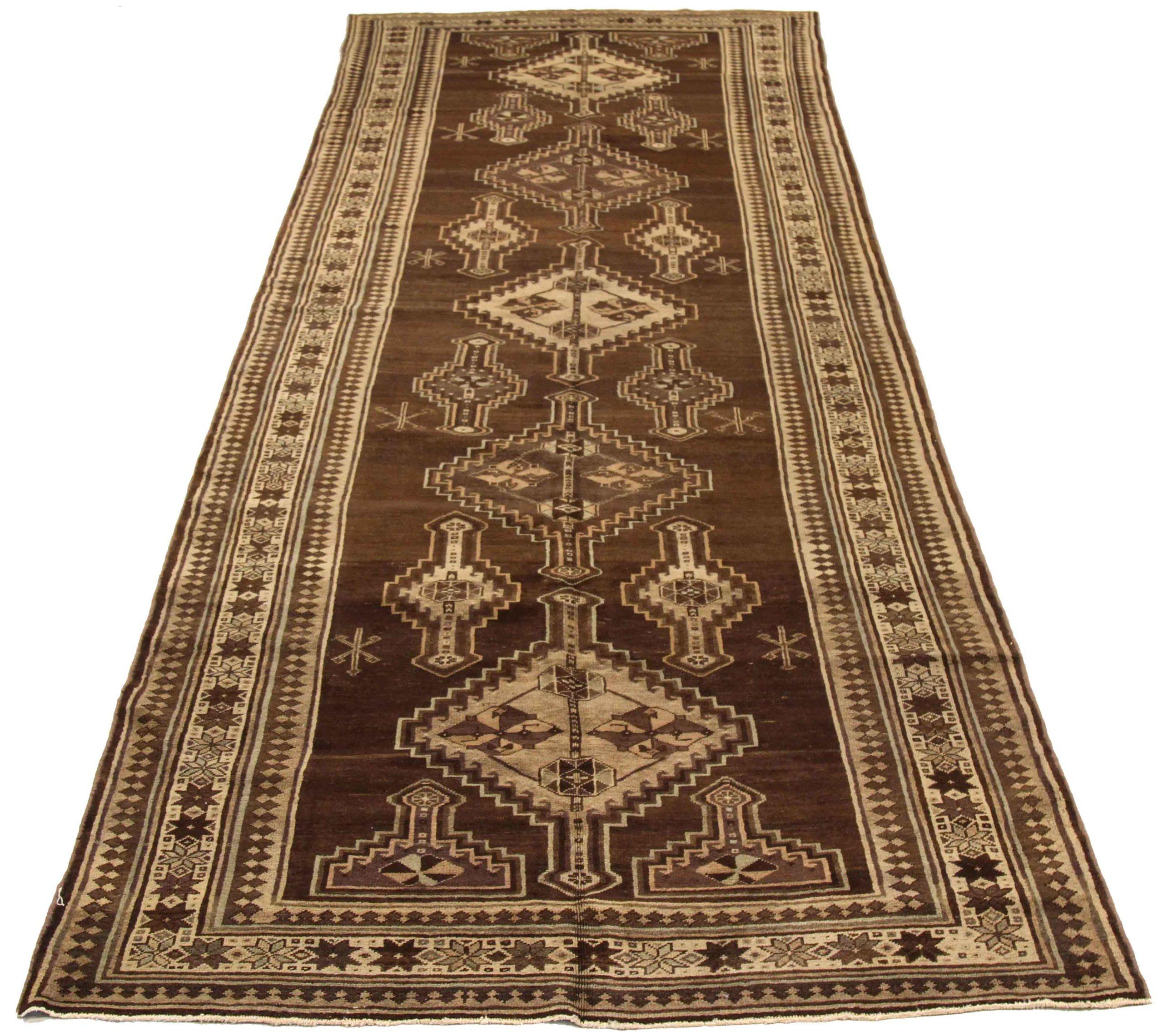 Découvrez l'élégance des tapis persans Varamin de Circa 1910. Conçu avec de la laine et du Design/One, ce design exclusif est parfait pour mettre en valeur votre espace.