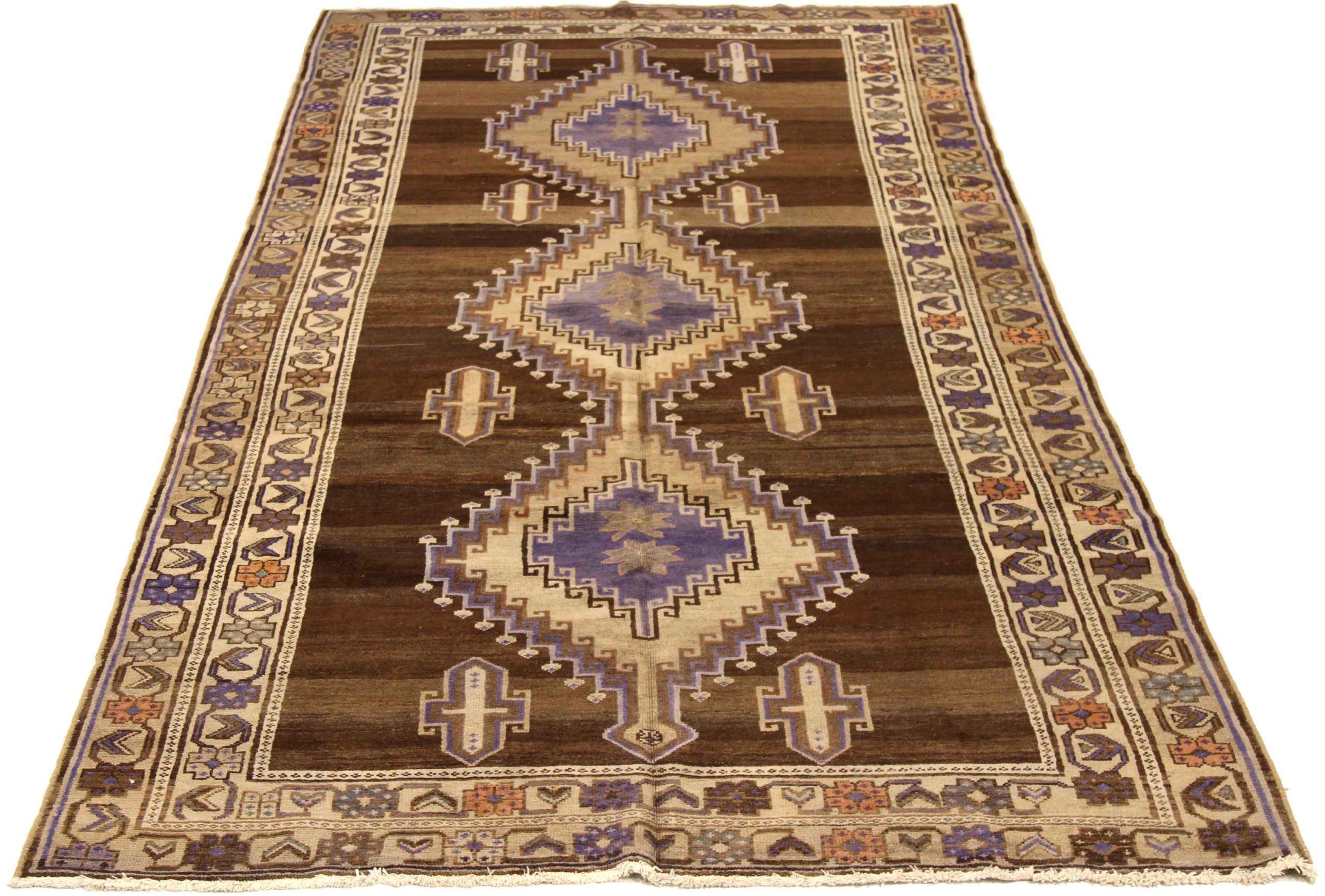 Scopri l'eleganza dei tappeti persiani Varamin, caratterizzati da tappeti d'area CIRCA 1910. Progettato con lana e marrone-avorio-purpel, questo design esclusivo è perfetto per valorizzare il tuo spazio.