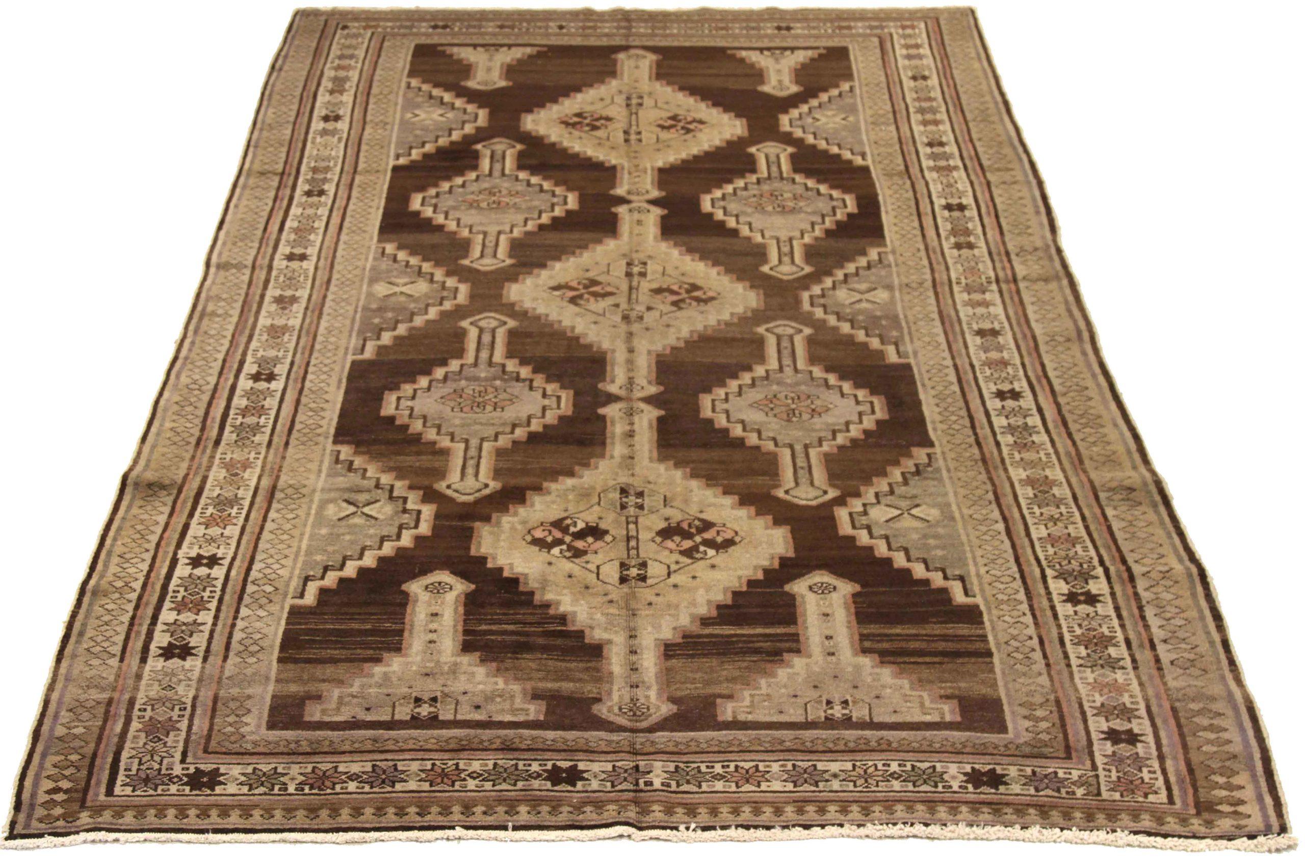 Découvrez l'élégance des tapis persans Varamin de Circa 1910. Conçu avec de la laine et du BrownIvoryTaupe, ce design exclusif est parfait pour mettre en valeur votre espace.