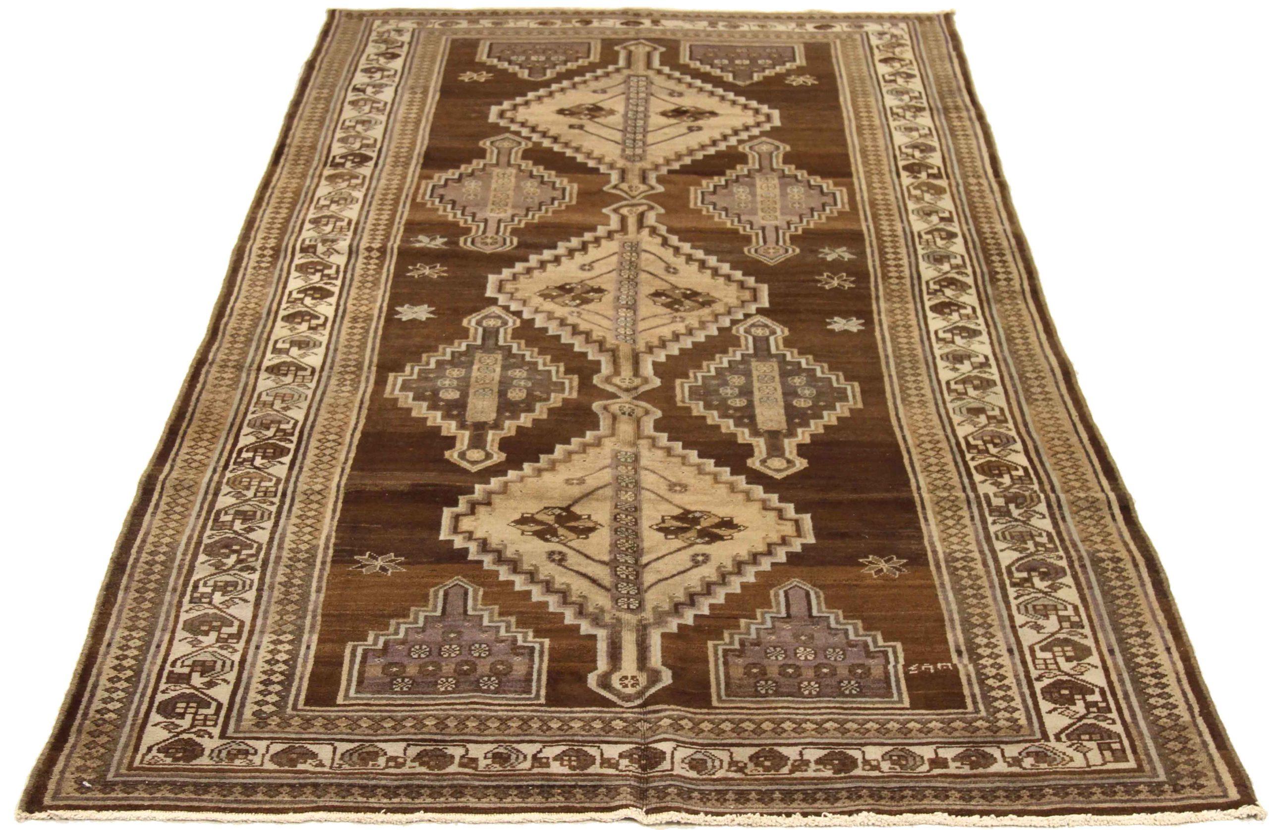 Entdecken Sie die Eleganz des persischen Varamin mit Teppichen aus der Zeit um 1910. Dieses exklusive Design aus Wolle und Braun-Elfenbein-Taupe ist perfekt, um Ihren Raum zu verschönern.