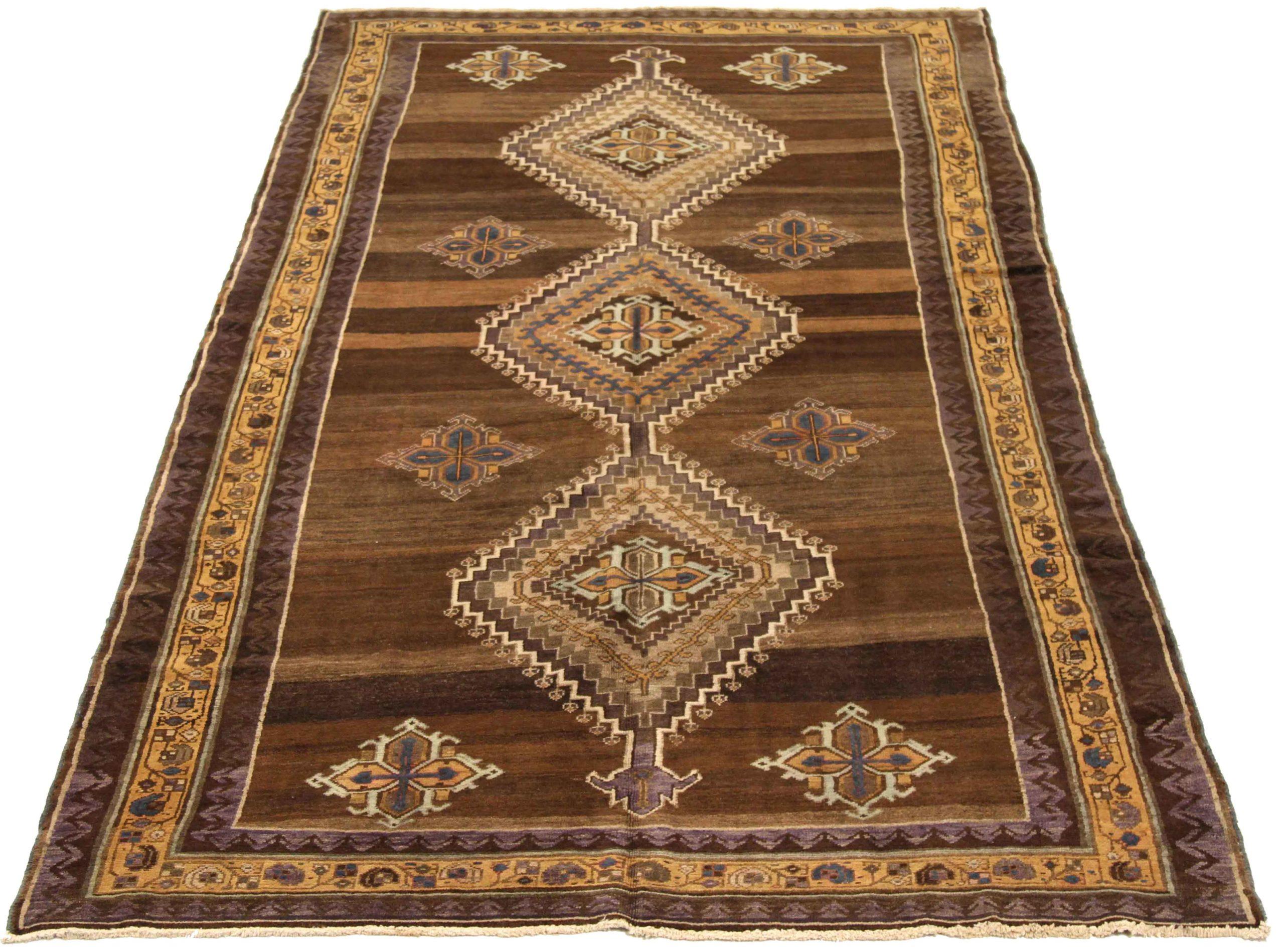 Descubre la elegancia de las alfombras persas Varamin de Circa 1910. Diseñado con lana y marrón-marfil-amarillo, este diseño exclusivo es perfecto para realzar tu espacio.