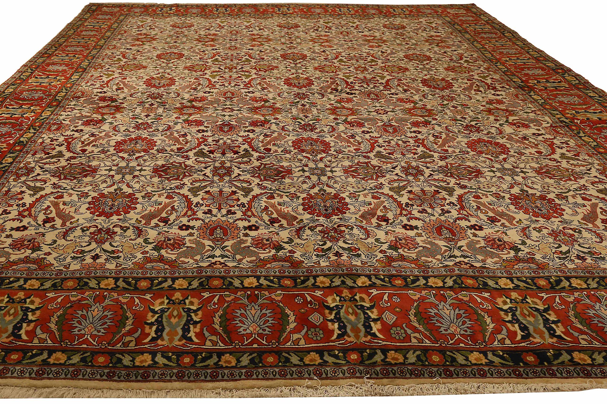 Entdecken Sie die Eleganz des persischen Varamin mit Teppichen aus der Zeit um 1910. Dieses exklusive Design aus Wolle und Elfenbeinrot ist perfekt, um Ihren Raum zu verschönern.