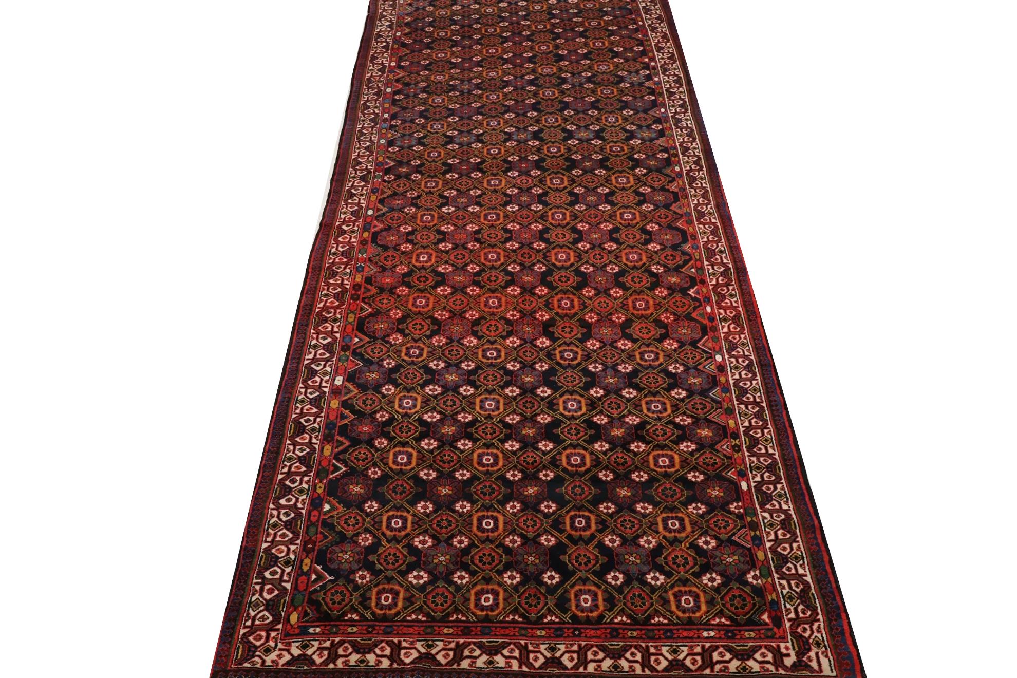 Descubre la elegancia de las alfombras persas Varamin de Circa 1910. Diseñado con lana y azul marino-rojo-amarillo, este diseño exclusivo es perfecto para realzar tu espacio.
