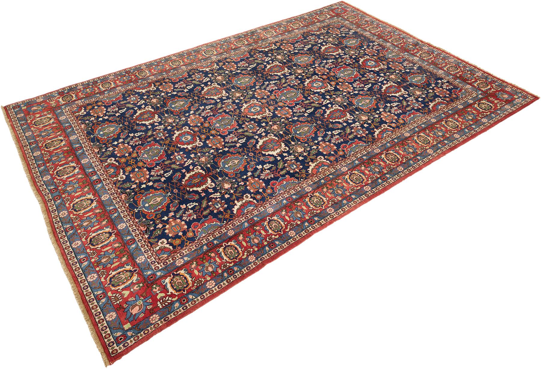 Handgeknüpfter persischer Varamin-Teppich, gewebt im Iran um 1960.

Dieses auffällige Vintage-Varamin zeigt ein kompliziertes florales Allover-Muster auf einem tiefblauen Feld, das durch eine kontrastreiche rote Bordüre mit stilisierten Blüten