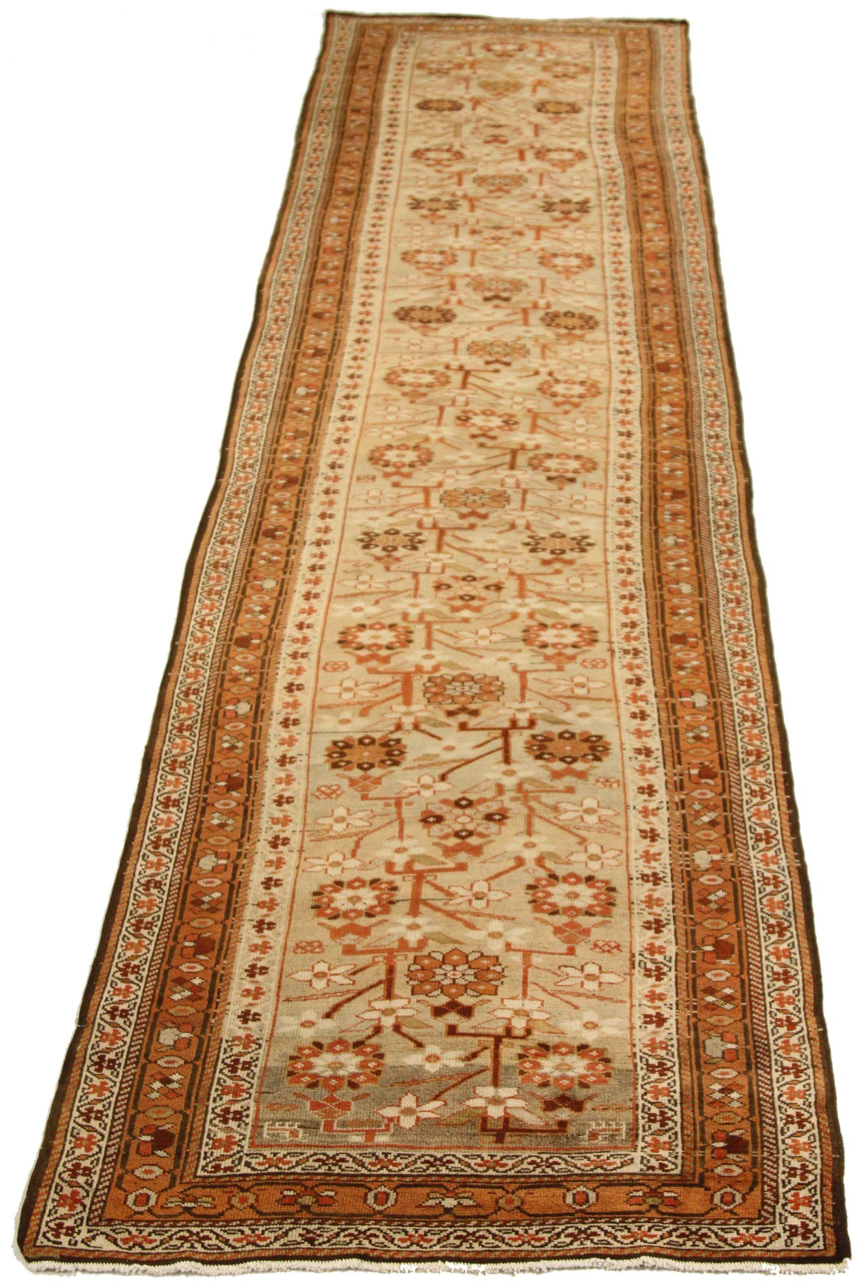 Entdecken Sie die Eleganz des persischen Varamin-Teppichs mit Läufer. Dieses exklusive Design, das mit viel Liebe zum Detail entworfen wurde, ist perfekt, um Ihren Raum zu verschönern.