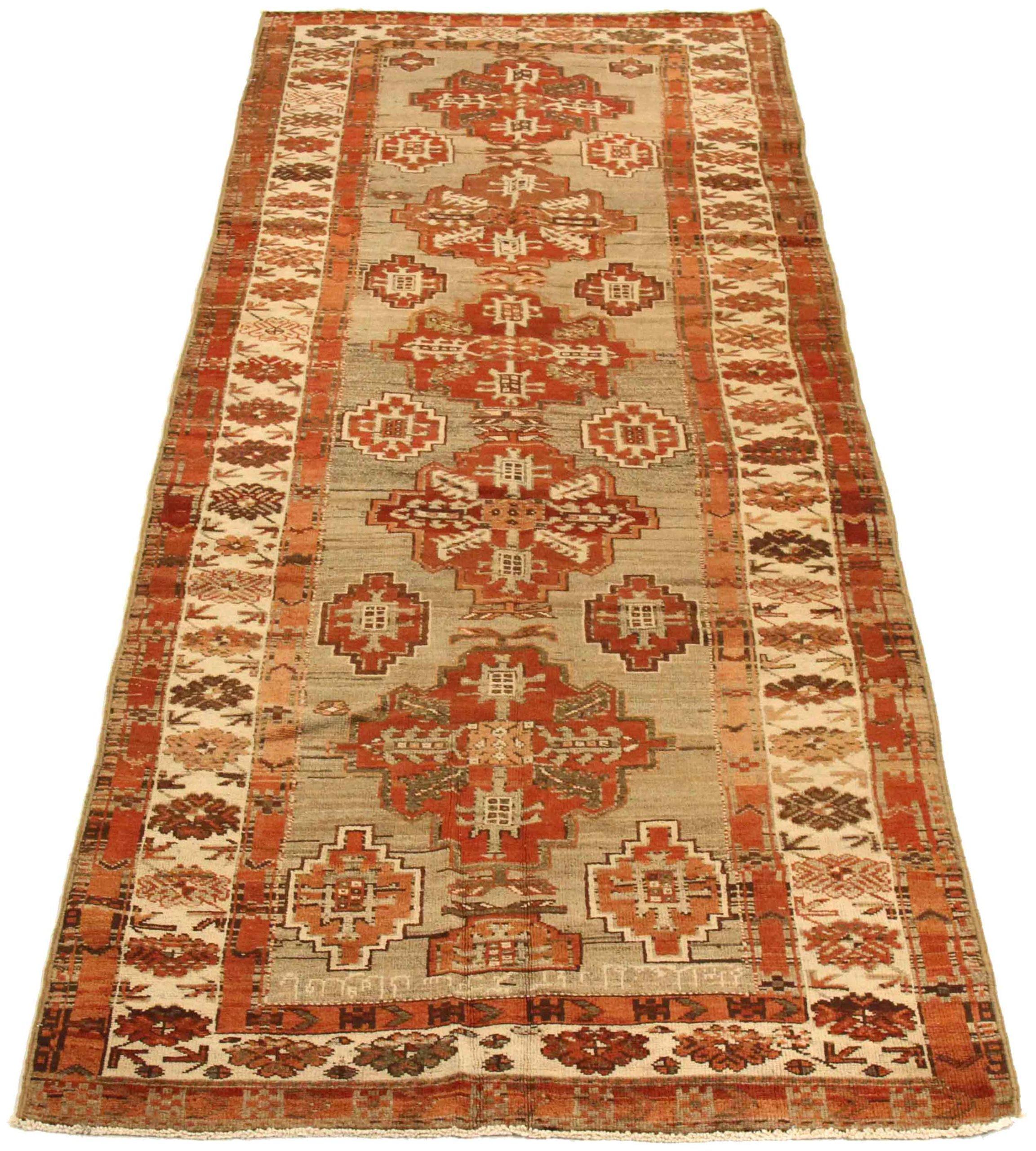 Entdecken Sie die Eleganz des persischen Varamin mit dem Läufer von CIRCA 1910. Dieses exklusive Design aus Wolle und Elfenbeinrot ist perfekt, um Ihren Raum zu verschönern.