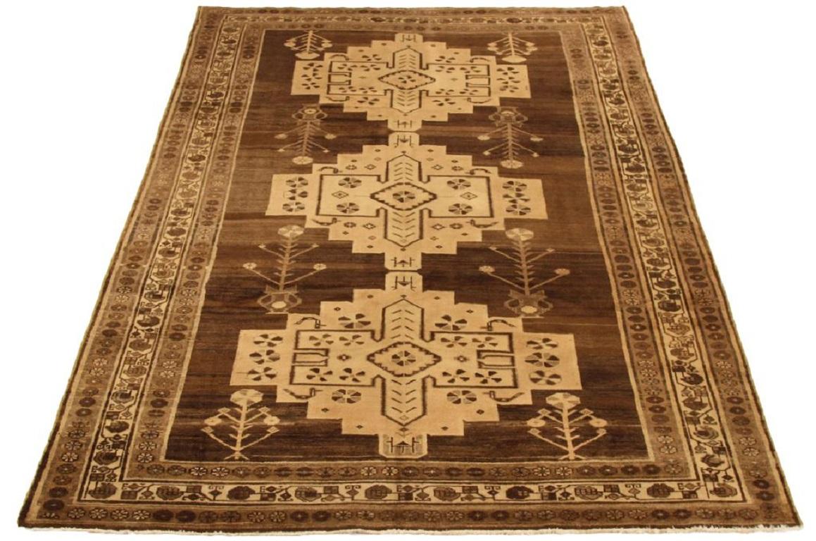 Entdecken Sie die Eleganz des persischen Varamin mit dem kleinen Teppich von CIRCA 1880. Dieses exklusive Design aus Wolle und Braun-Elfenbein ist perfekt, um Ihren Raum zu verschönern.
