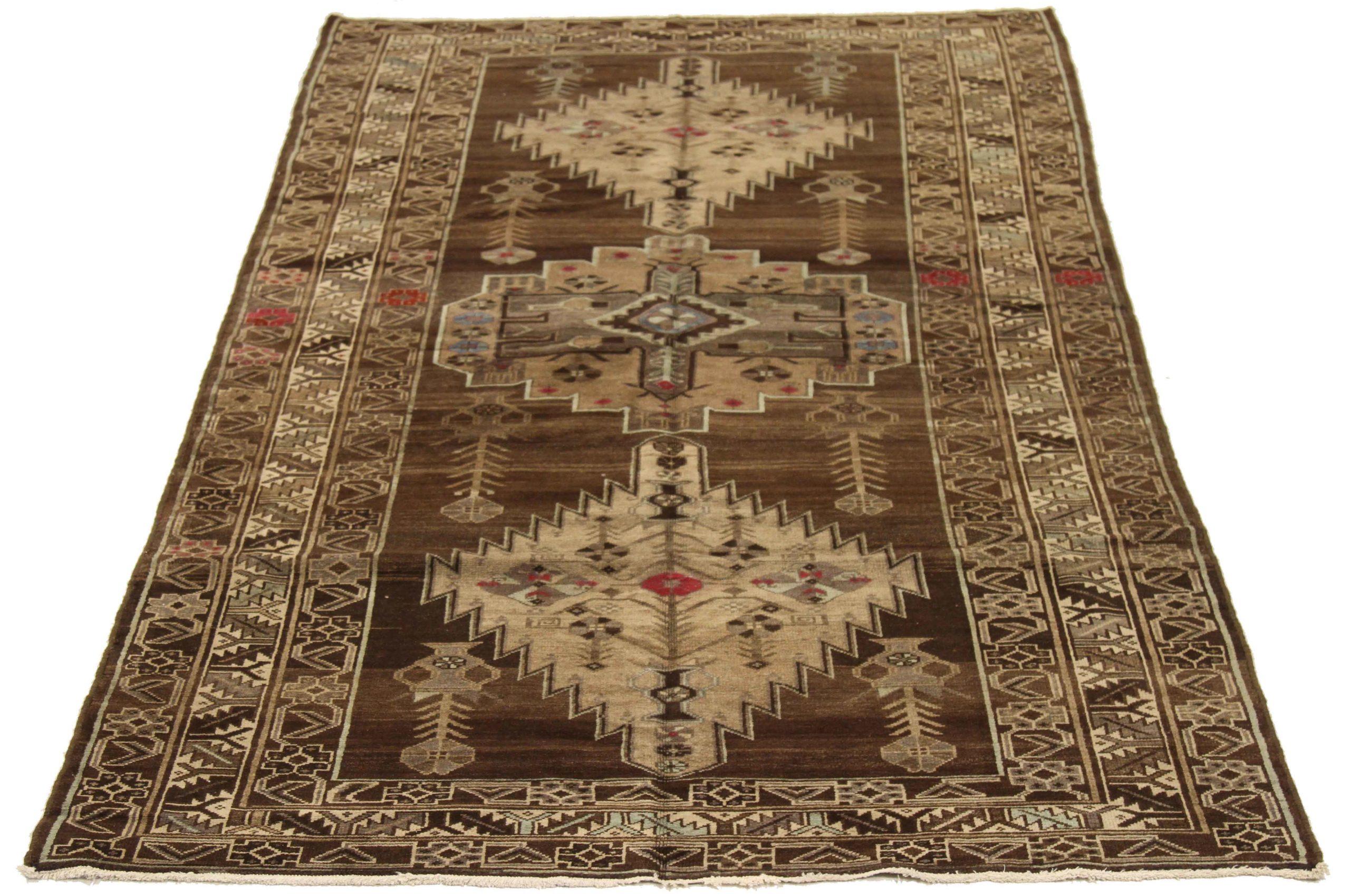 Entdecken Sie die Eleganz des persischen Varamin mit dem kleinen Teppich von CIRCA 1880. Dieses exklusive Design aus Wolle und Braun-Elfenbein ist perfekt, um Ihren Raum zu verschönern.