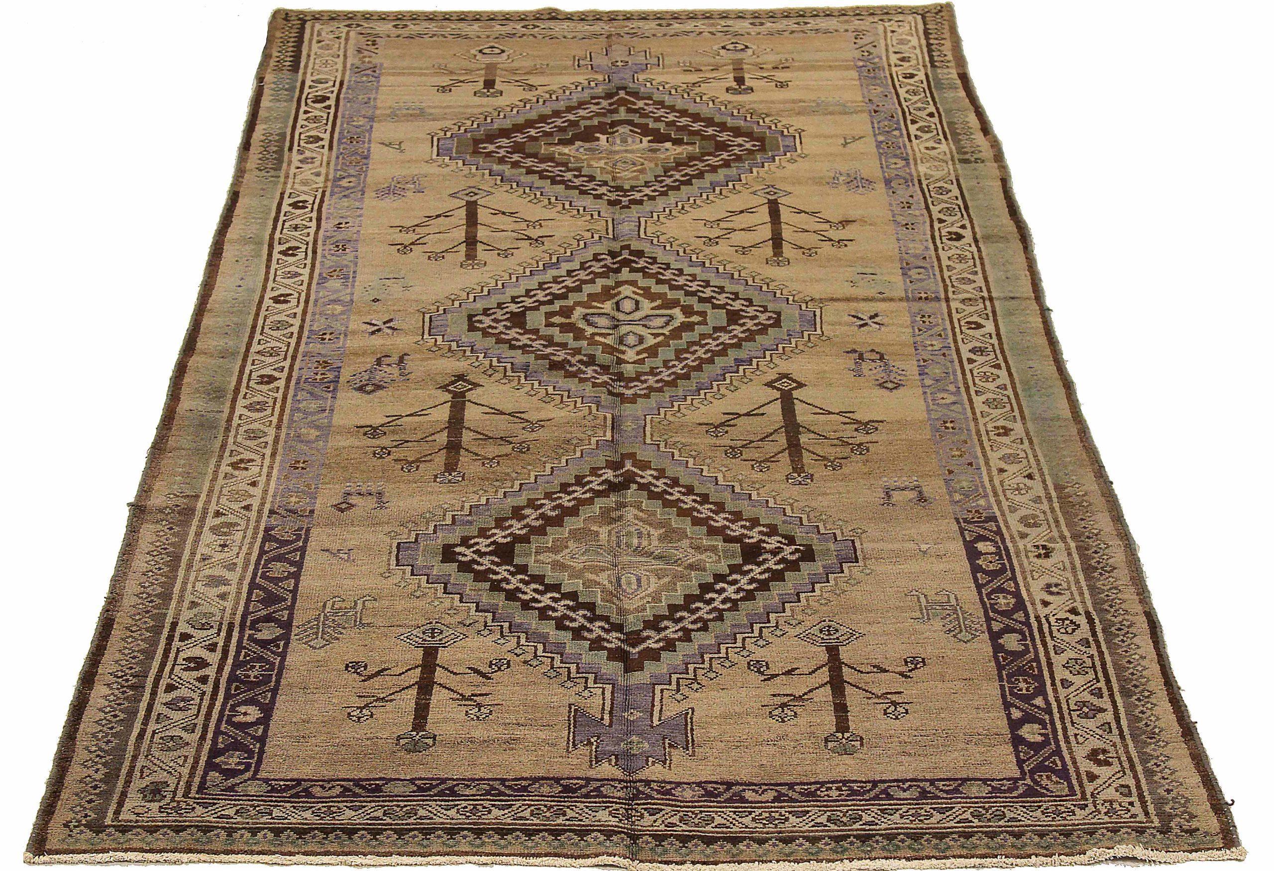 Entdecken Sie die Eleganz des persischen Varamin mit dem kleinen Teppich von CIRCA 1880. Dieses exklusive Design aus Wolle und braun-elfenbeinfarbenem Purpur eignet sich perfekt, um Ihren Raum zu verschönern.