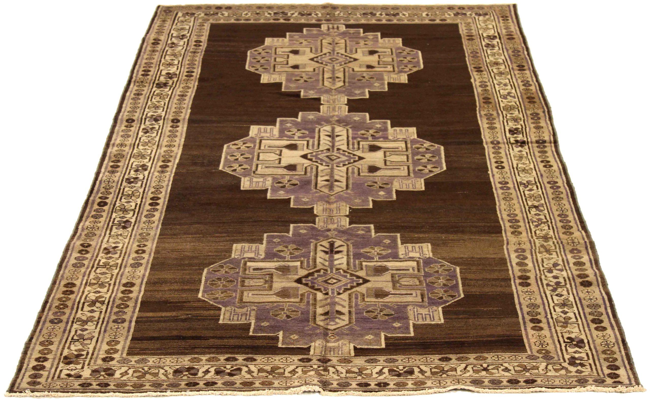 Entdecken Sie die Eleganz des persischen Varamin mit dem kleinen Teppich von CIRCA 1880. Dieses exklusive Design aus Wolle und braun-elfenbeinfarbenem Purpur eignet sich perfekt, um Ihren Raum zu verschönern.