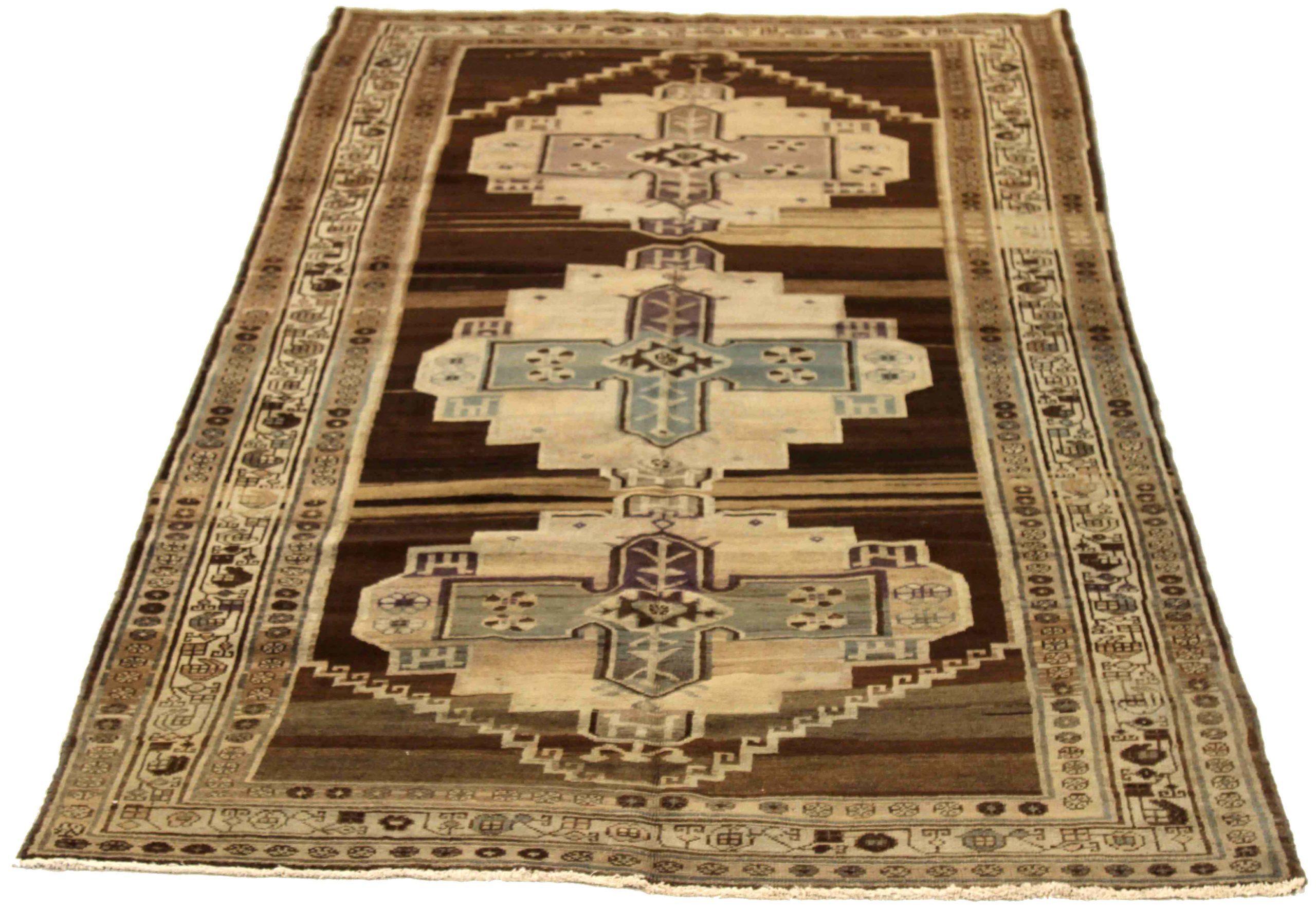Entdecken Sie die Eleganz des persischen Varamin mit dem kleinen Teppich von CIRCA 1910. Dieses exklusive Design aus Wolle und BlauBraunElfenbein ist perfekt, um Ihren Raum zu verschönern.