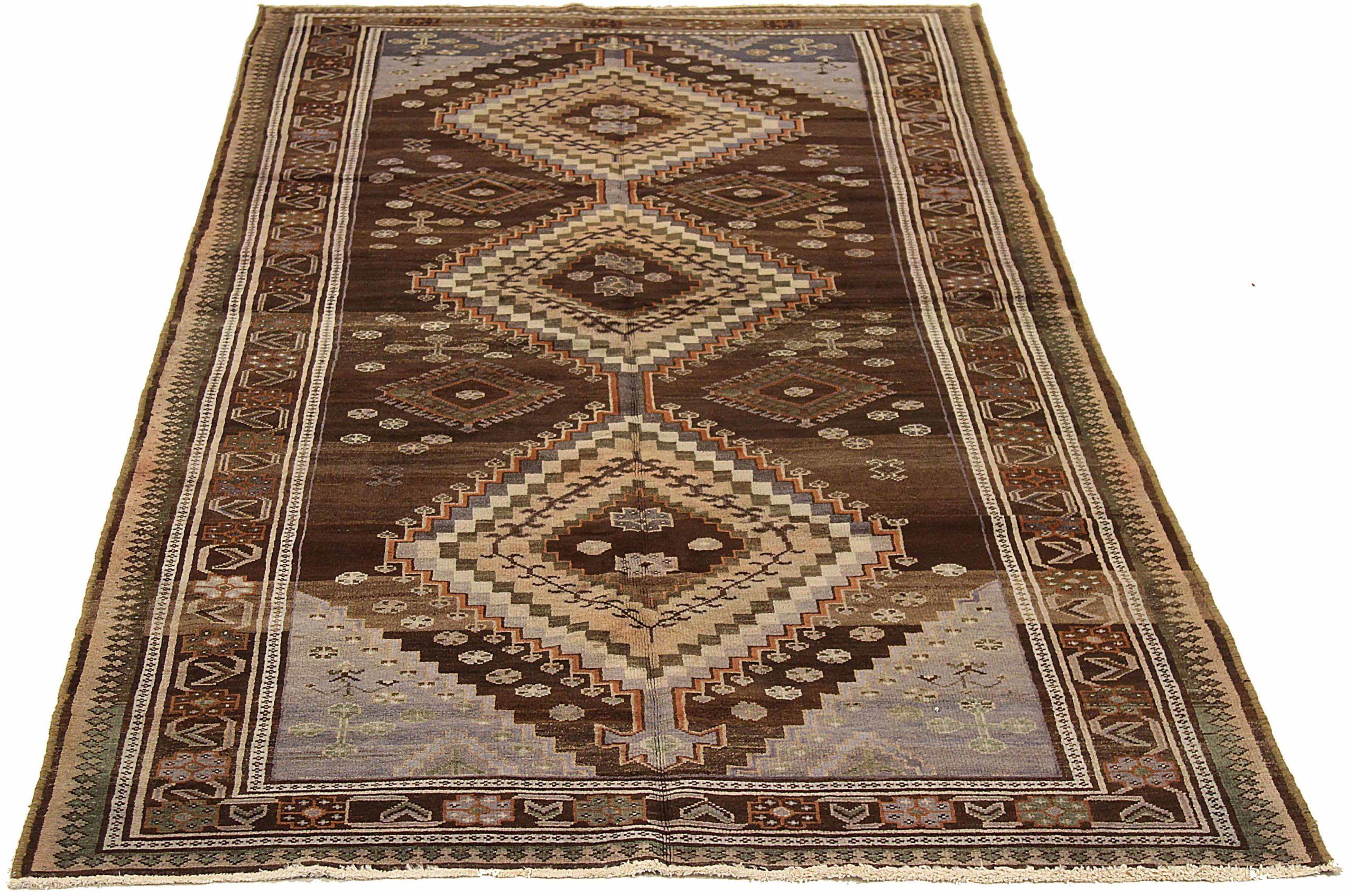 Entdecken Sie die Eleganz des persischen Varamin mit dem kleinen Teppich von CIRCA 1910. Dieses exklusive Design aus Wolle und BraunGrauElfenbein ist perfekt, um Ihren Raum zu verschönern.