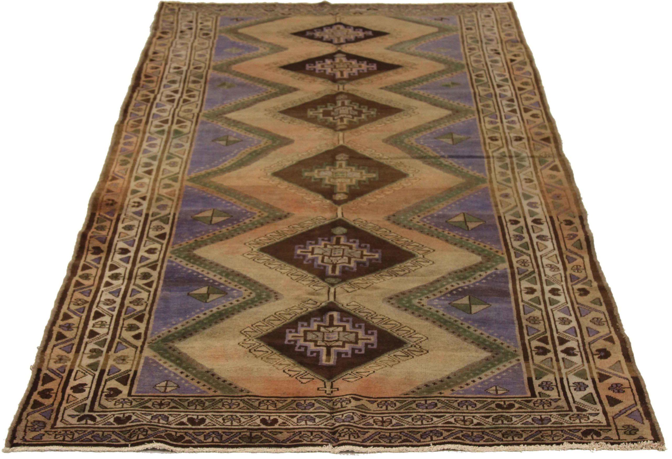 Découvrez l'élégance du tapis persan Varamin à petits carreaux, datant de 1910. Conçu avec de la laine et du BrownGreenIvoryPurpel, ce modèle exclusif est parfait pour mettre en valeur votre espace.