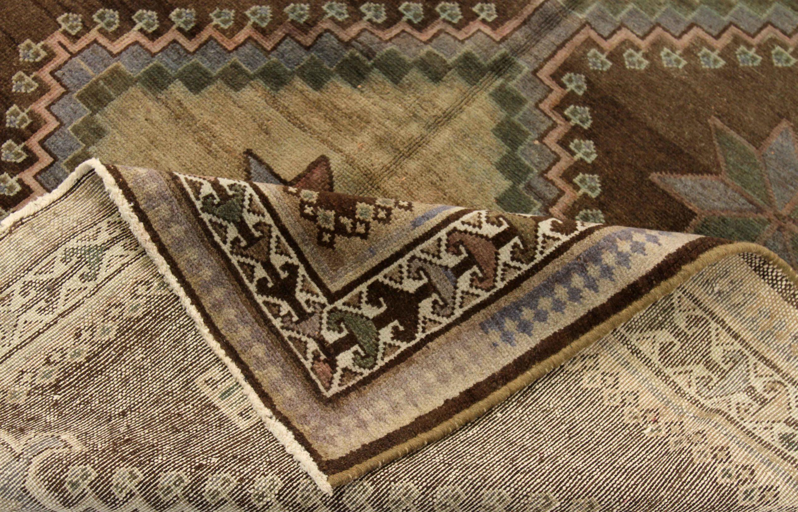 Asiatico Tappeto persiano Varamin piccolo, circa 1910 - Lana marrone verde giallo 74130 in vendita