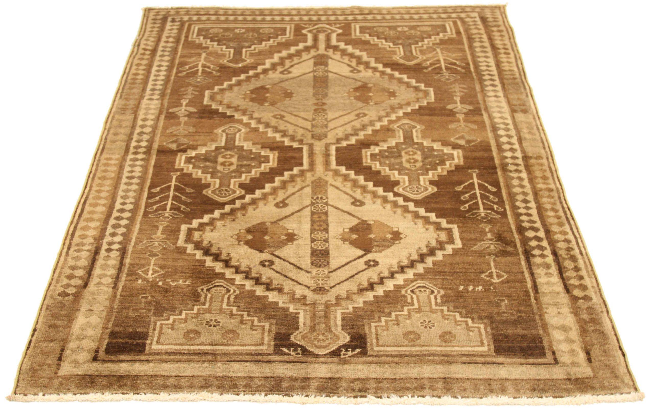 Entdecken Sie die Eleganz des persischen Varamin mit dem kleinen Teppich von CIRCA 1910. Dieses exklusive Design aus Wolle und Braun-Elfenbein ist perfekt, um Ihren Raum zu verschönern.