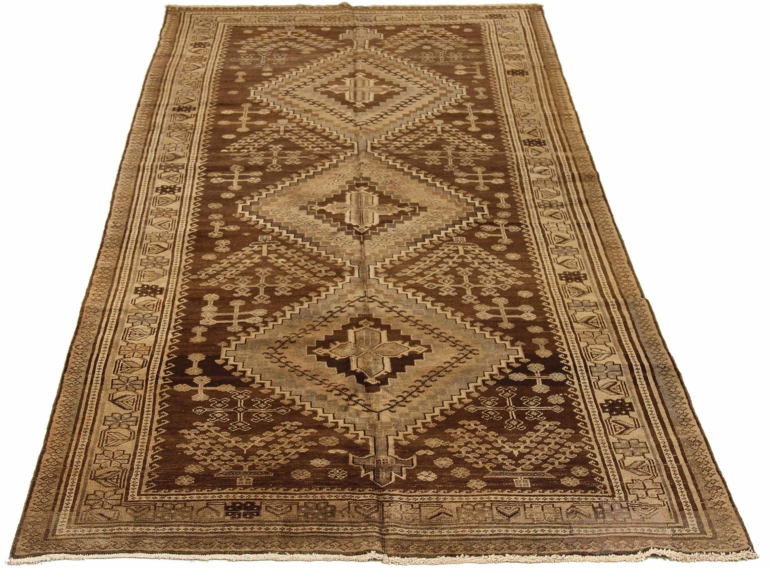 Entdecken Sie die Eleganz des persischen Varamin mit dem kleinen Teppich von CIRCA 1910. Dieses exklusive Design aus Wolle und Braun-Elfenbein ist perfekt, um Ihren Raum zu verschönern.