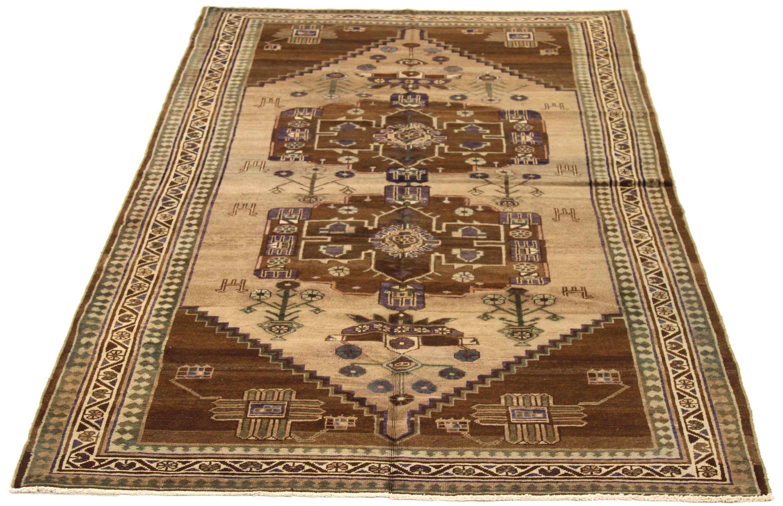 Découvrez l'élégance du tapis persan Varamin à petits carreaux, datant de 1910. Conçu avec de la laine et du Design/One, ce design exclusif est parfait pour mettre en valeur votre espace.